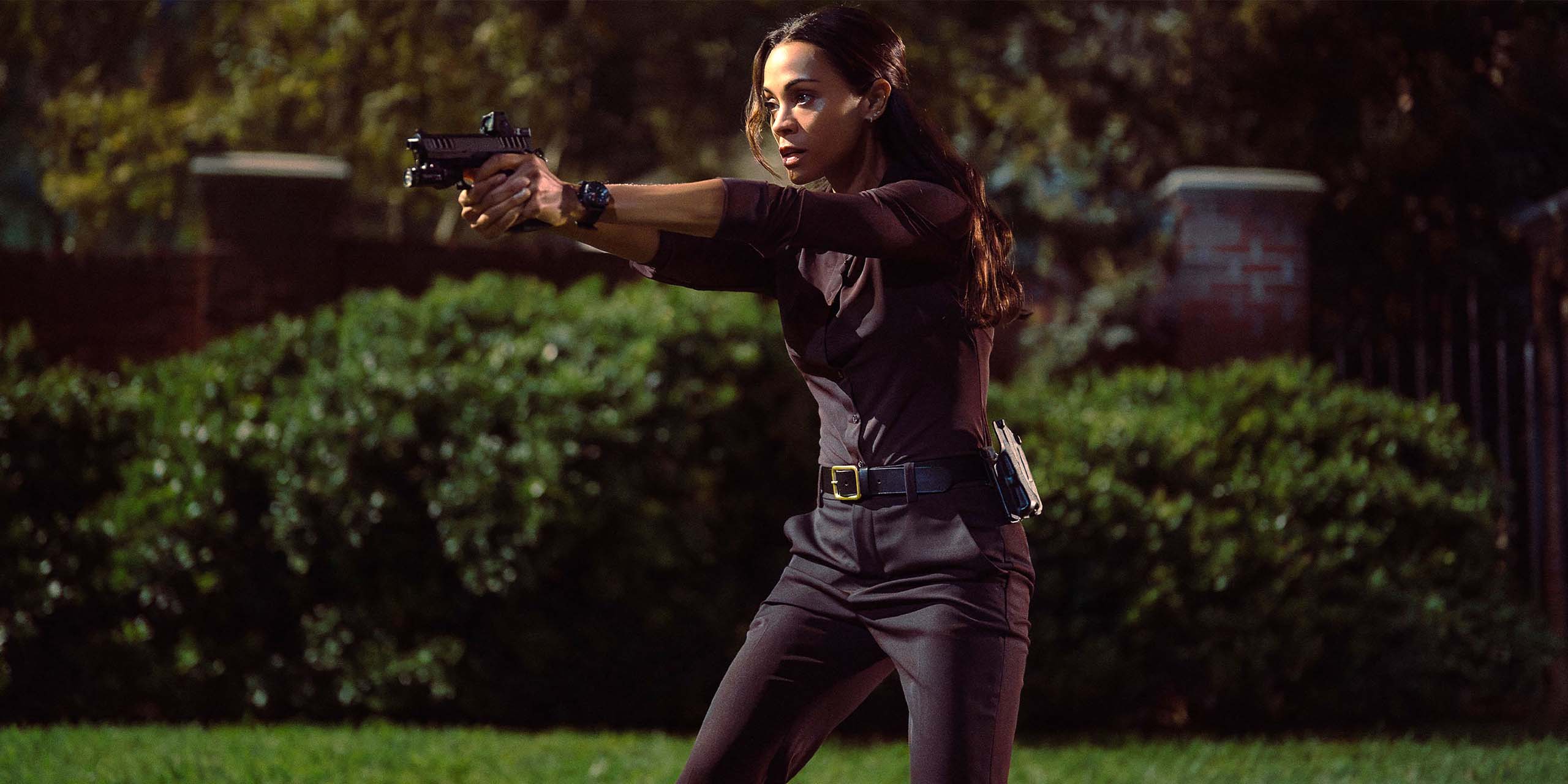 Dans la saison 3 de Lioness, Joe (Zoe Saldaña) pointe son pistolet sur quelqu'un.