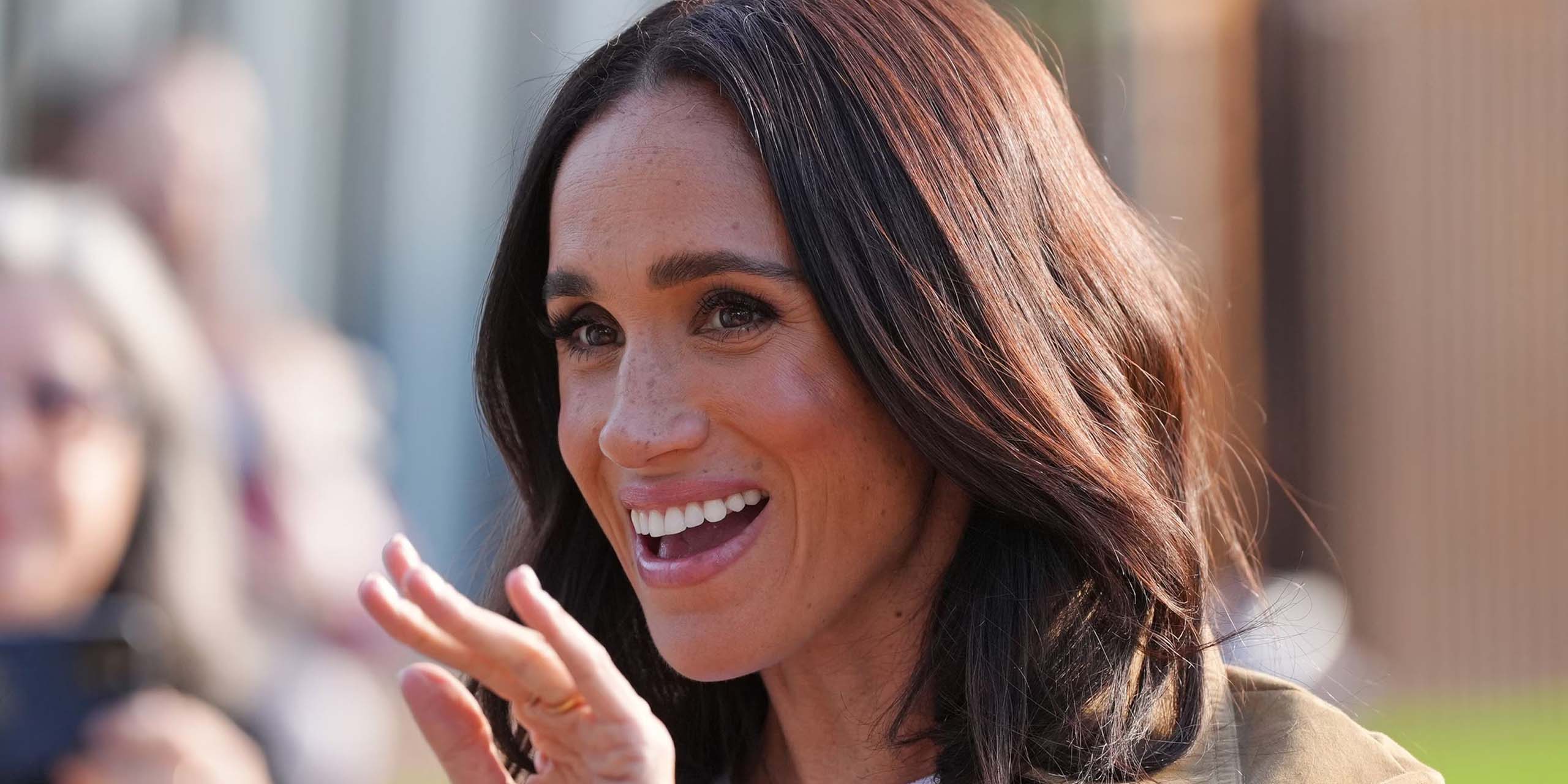Meghan Markle saluant la foule, rejoint le casting de The Gentlemen.