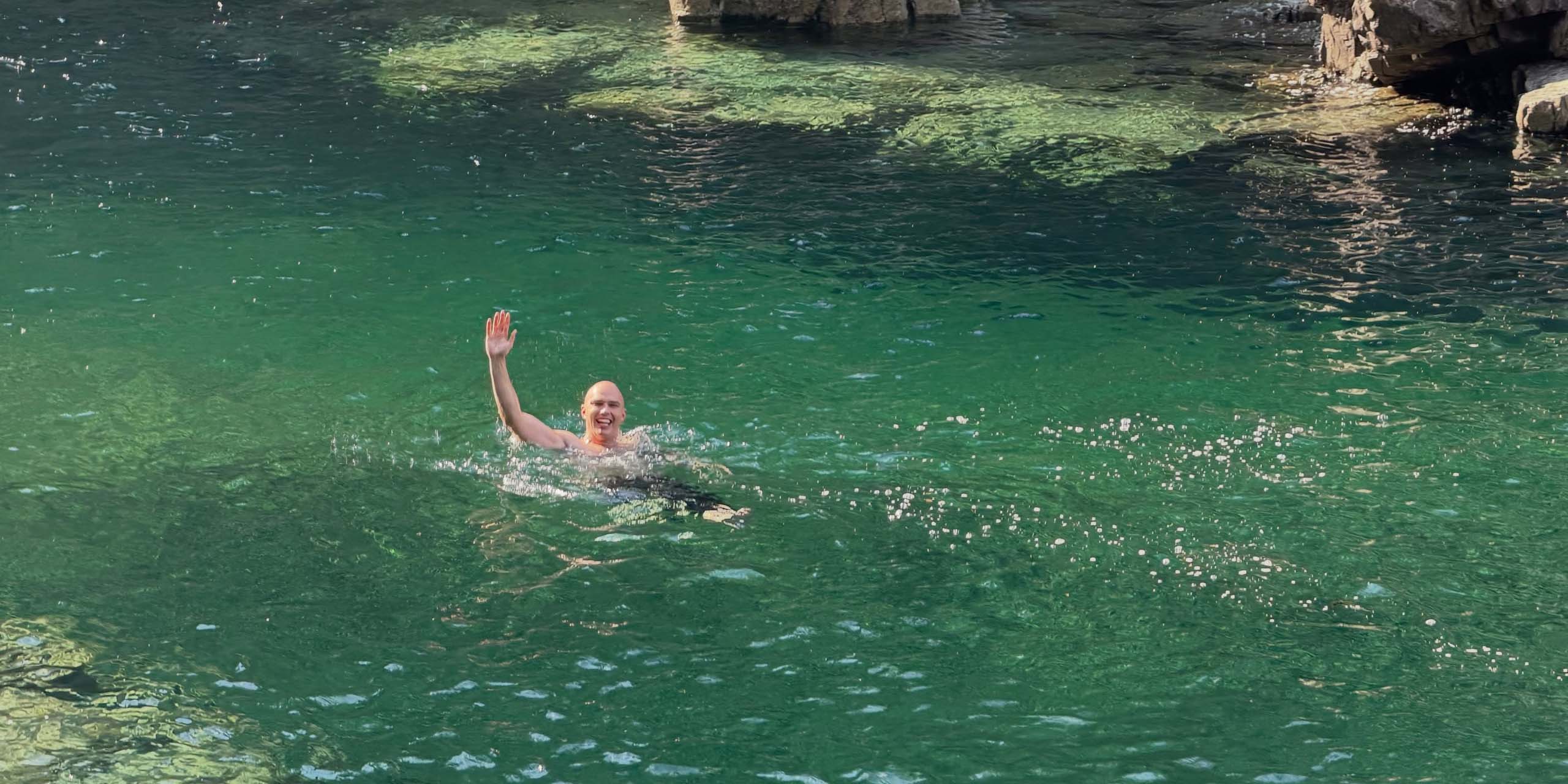 Nicholas Hoult a sauté dans le lac pour fêté la fin du tournage du film Superman: Man of Tomorrow.