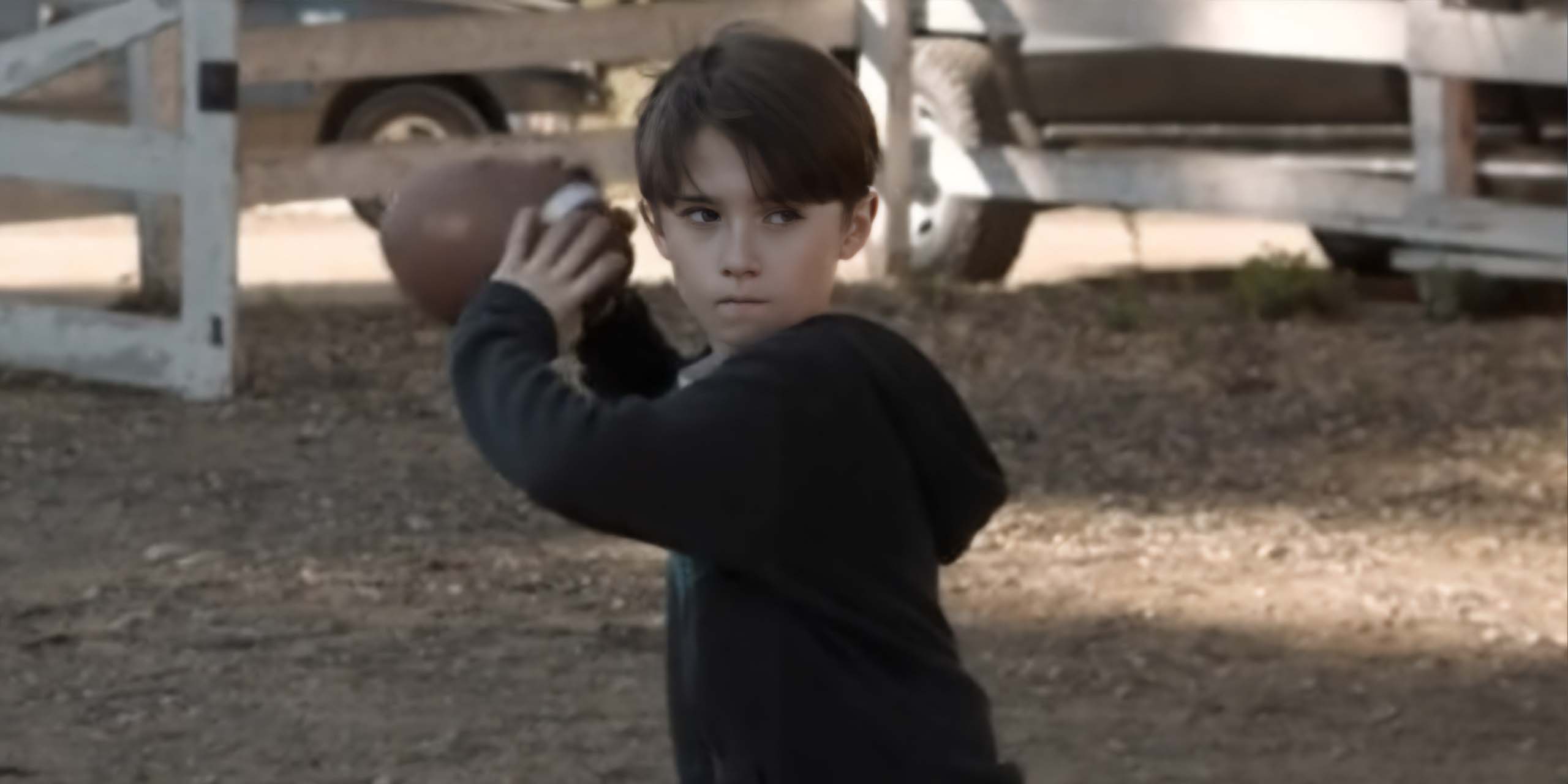 Le jeune Noah Macon jouant au ballon dans Lanterns.