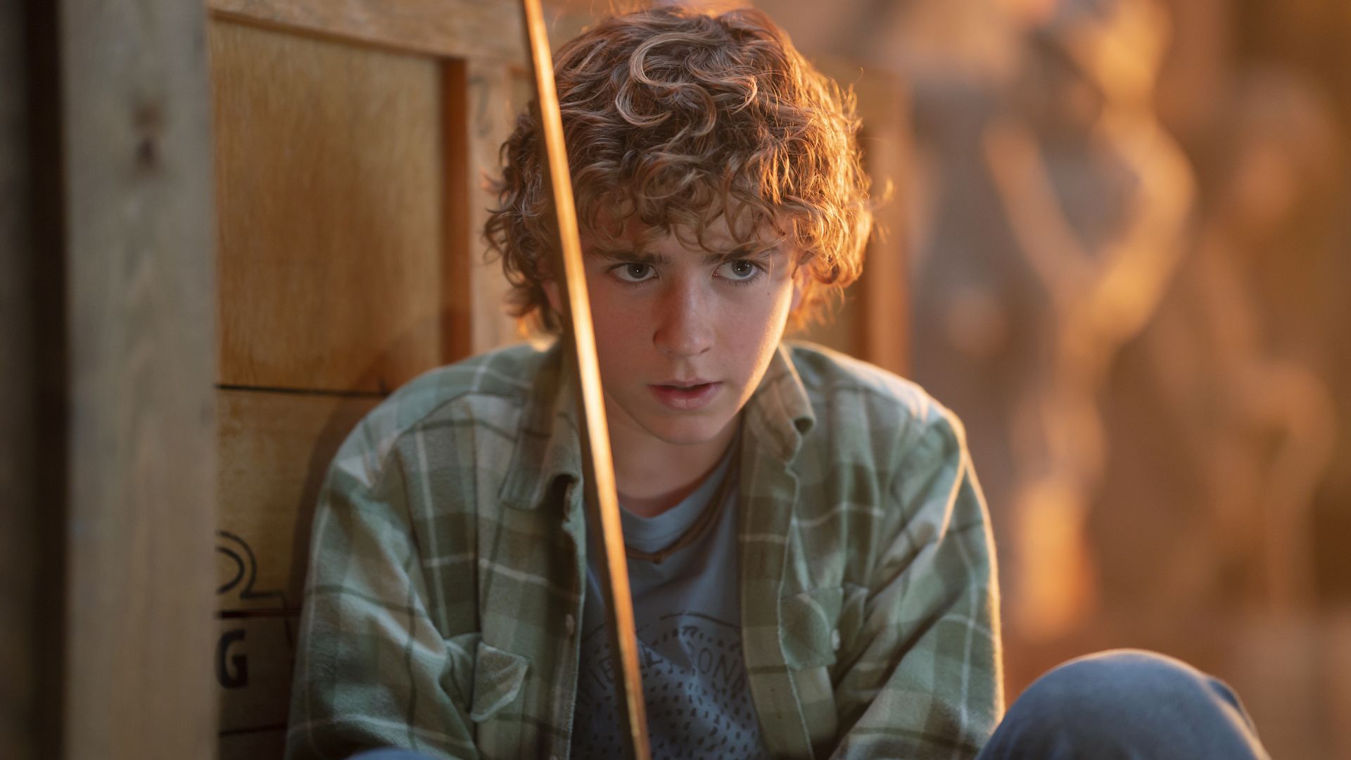 Walker Scobell tenant son épée dans la saison 2 de Percy Jackson et les Olympiens