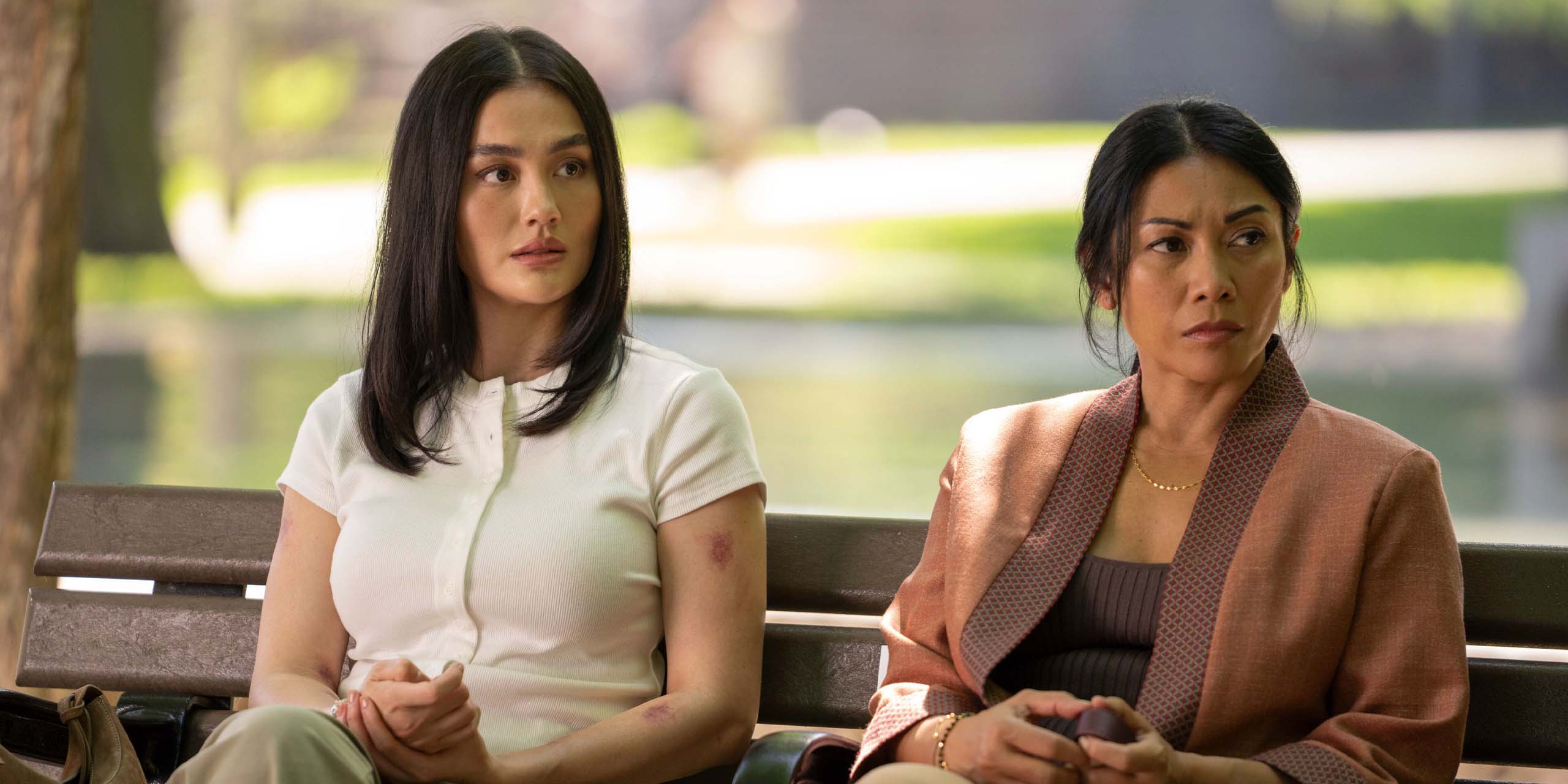 Lila Hoth (Agnez Mo) et Amisha Hoth (Anggun) assises sur un banc dans l’épisode 4 de Reacher.