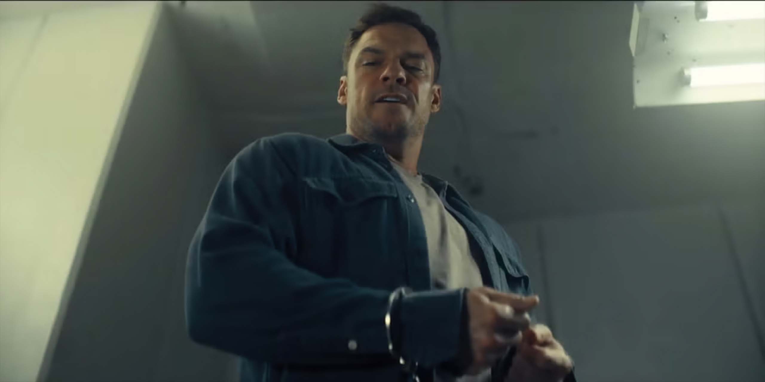 Jack Reacher (Alan Ritchson) dans une installation gouvernementale dans la saison 4 de Reacher