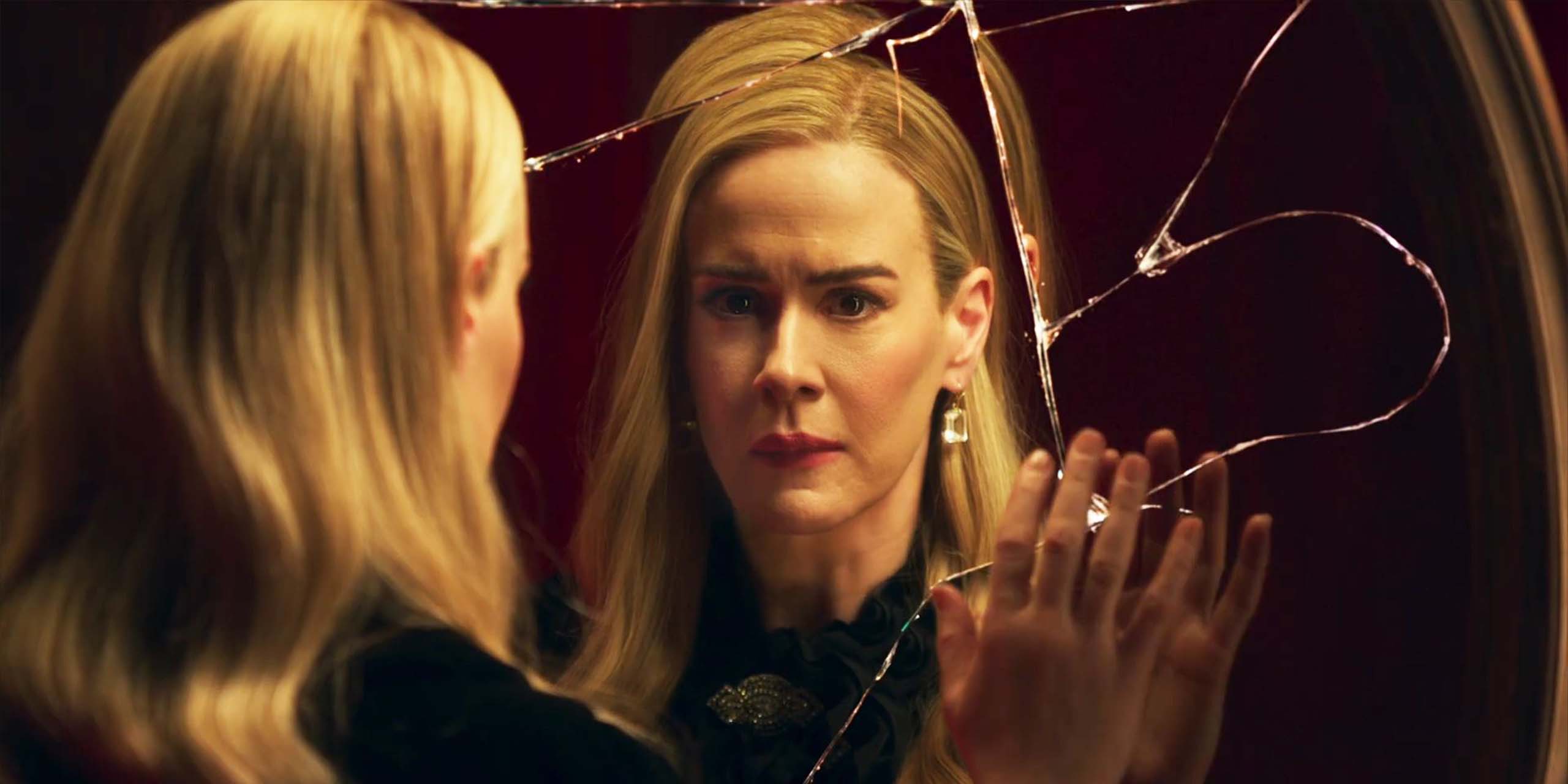 Sarah Paulson touchant un miroir dans la saison 13 d'American Horror Story.