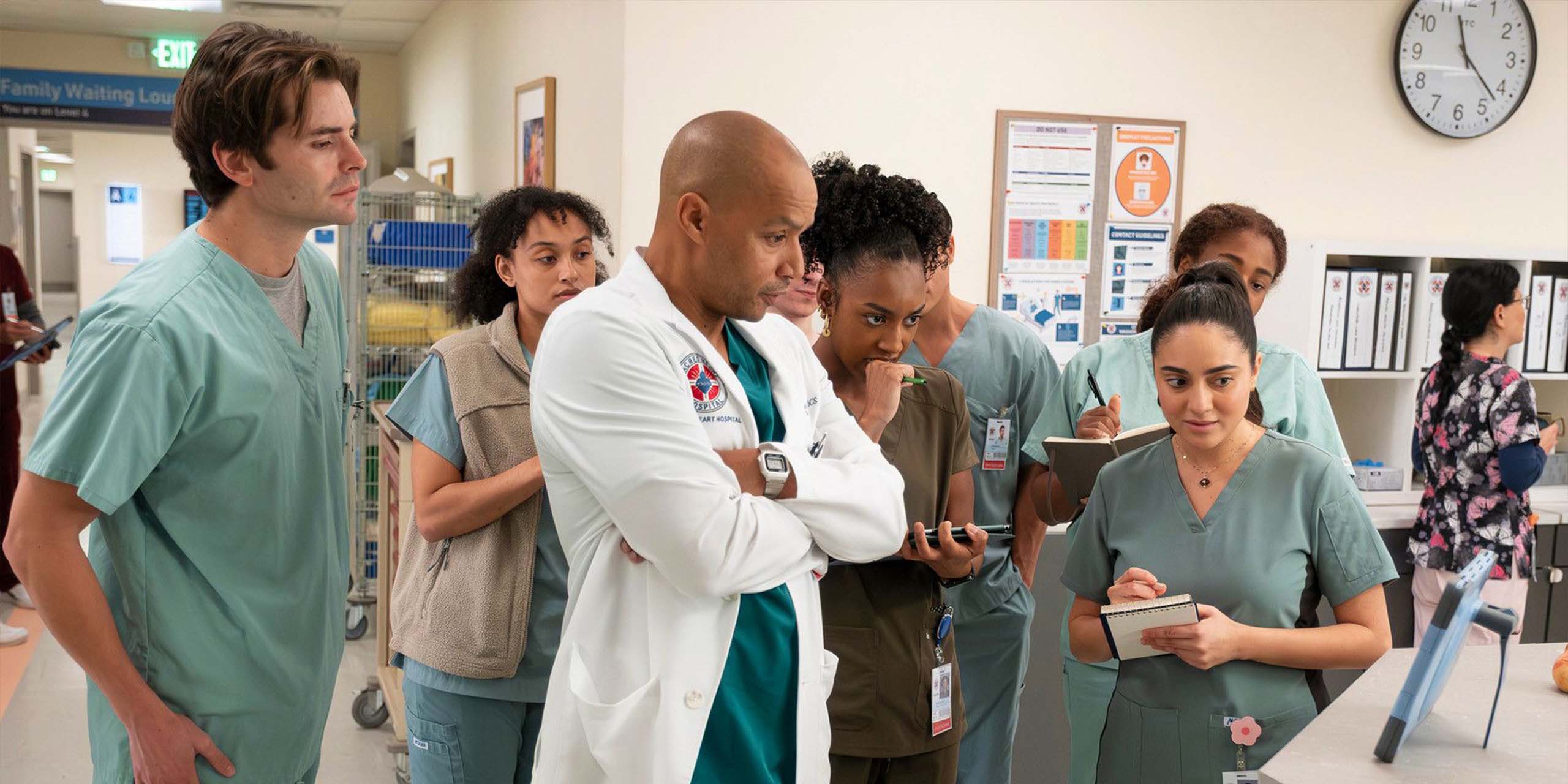 Turk (Donald Faison) et la nouvelle jeune équipe de l'hôpital dans le reboot de Scrubs.