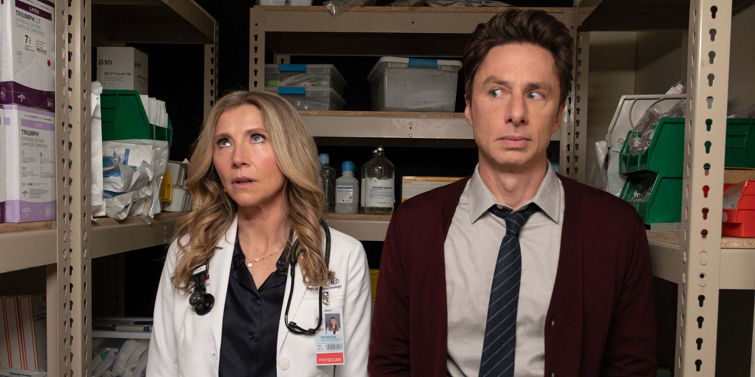 J.D. (Zach Braff) et Elliot (Sarah Chalke) , coincés dans un cagibi, dans la saison 2 de Scrubs (2026).
