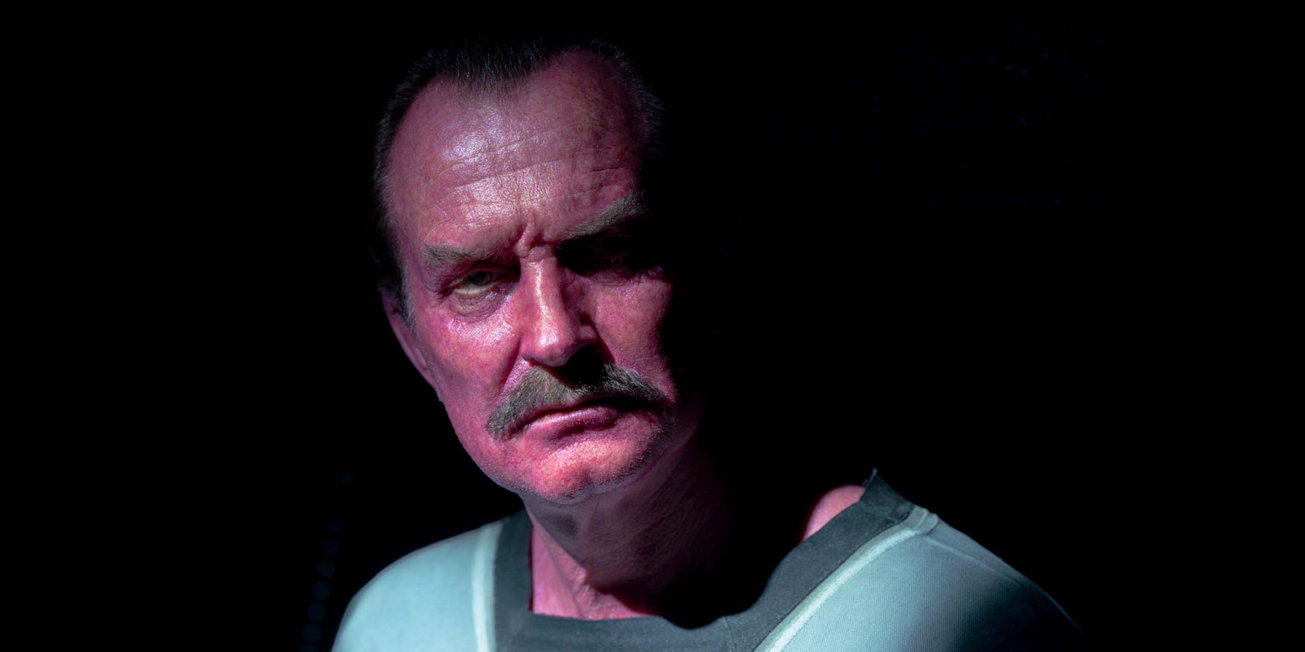 Sinestro (Ulrich Thomsen) dans sa cellule, dans la série Lanterns.