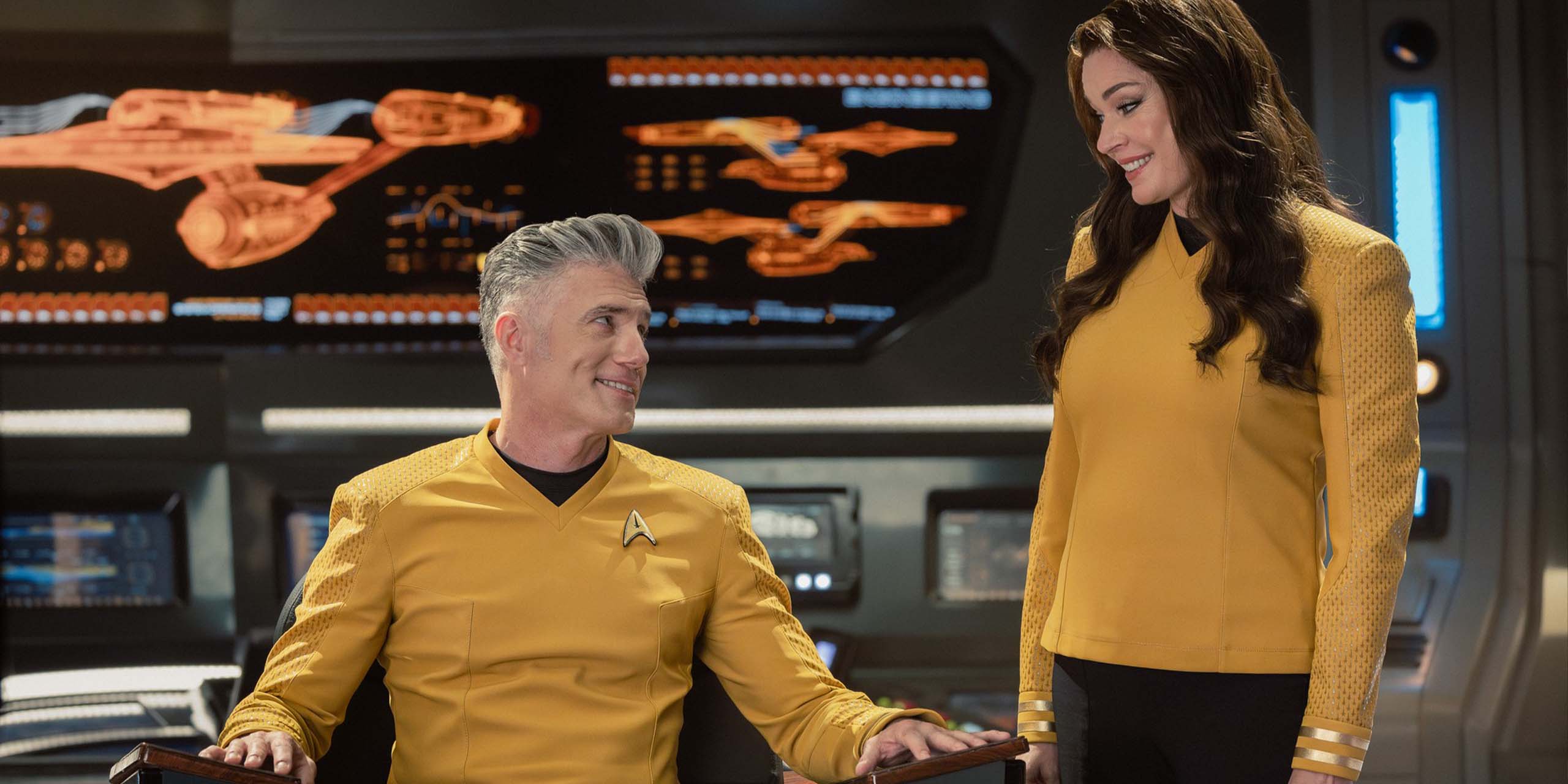 Rebecca Romijn dans le rôle d'Una et Anson Mount dans le rôle du capitaine Pike dans la saison 4 de Strange New Worlds.
