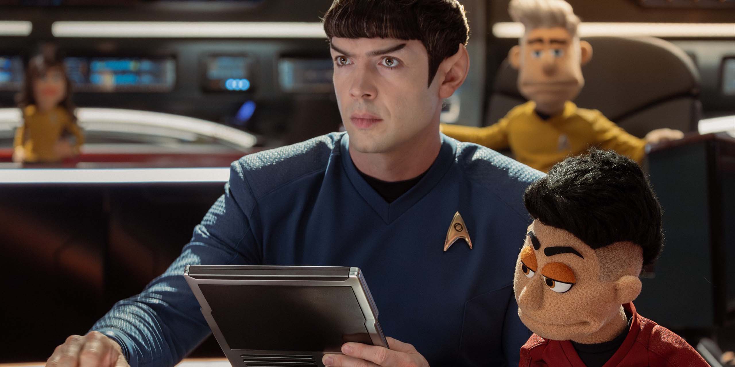 Ethan Peck (Spock) et Melissa Navia (Erica Ortegas) version marionnette dans l'épisode 5 de la saison 4 de Star Trek: Strange New Worlds.