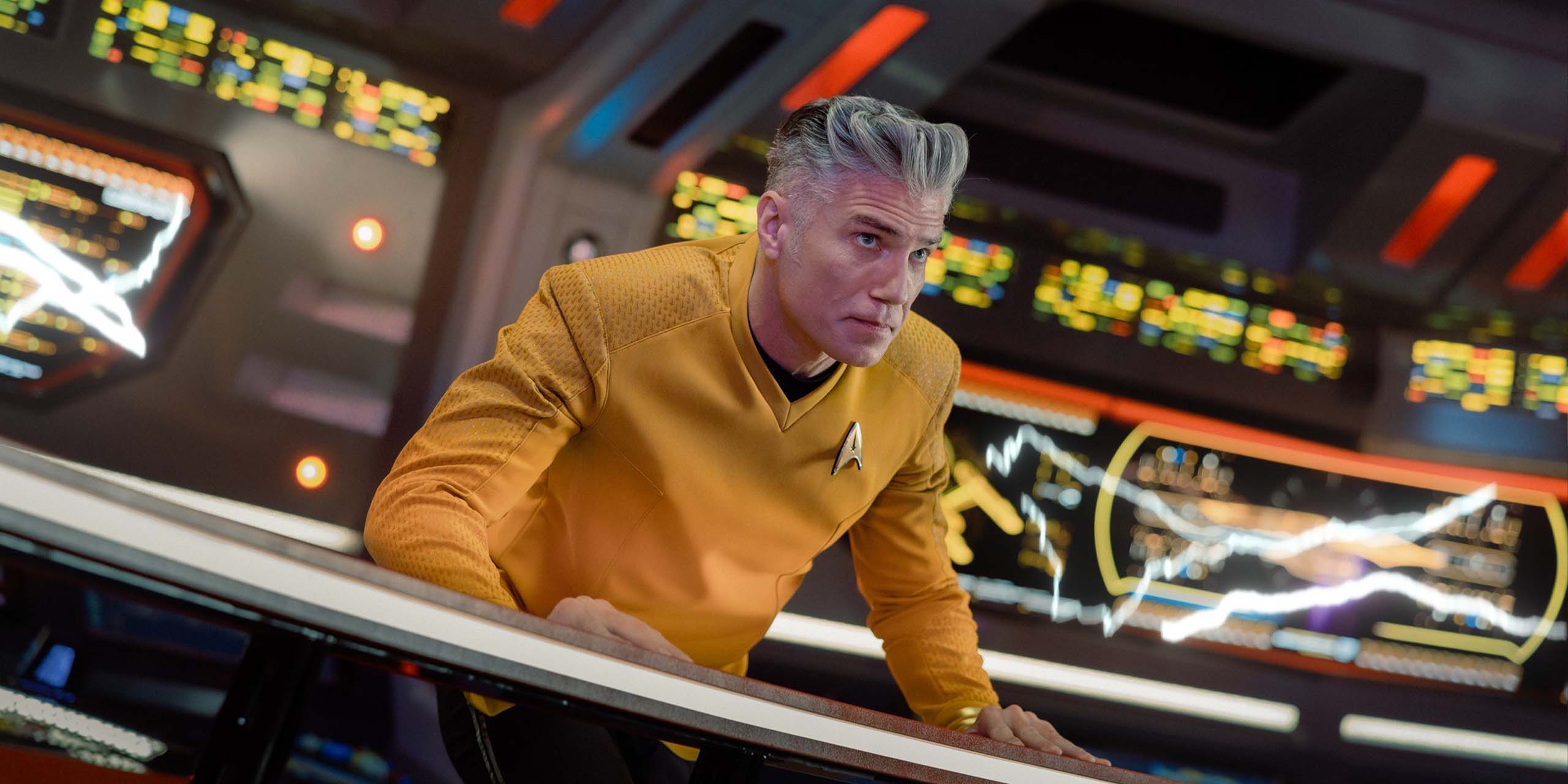 Le commandant Christopher Pike (Anson Mount) aux commandes de l'Entreprise dans la saison 4 de Star trek: Strange New Worlds.