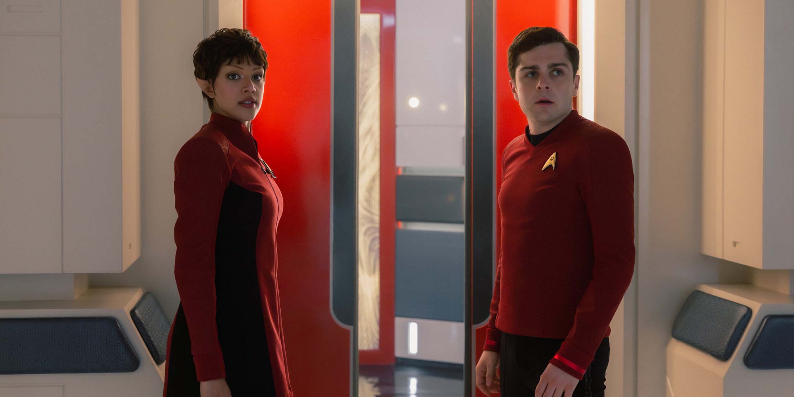 Bianca Nugara (A'Sha) et Martin Quinn (Scotty) dans Star Trek: Strange New Worlds.