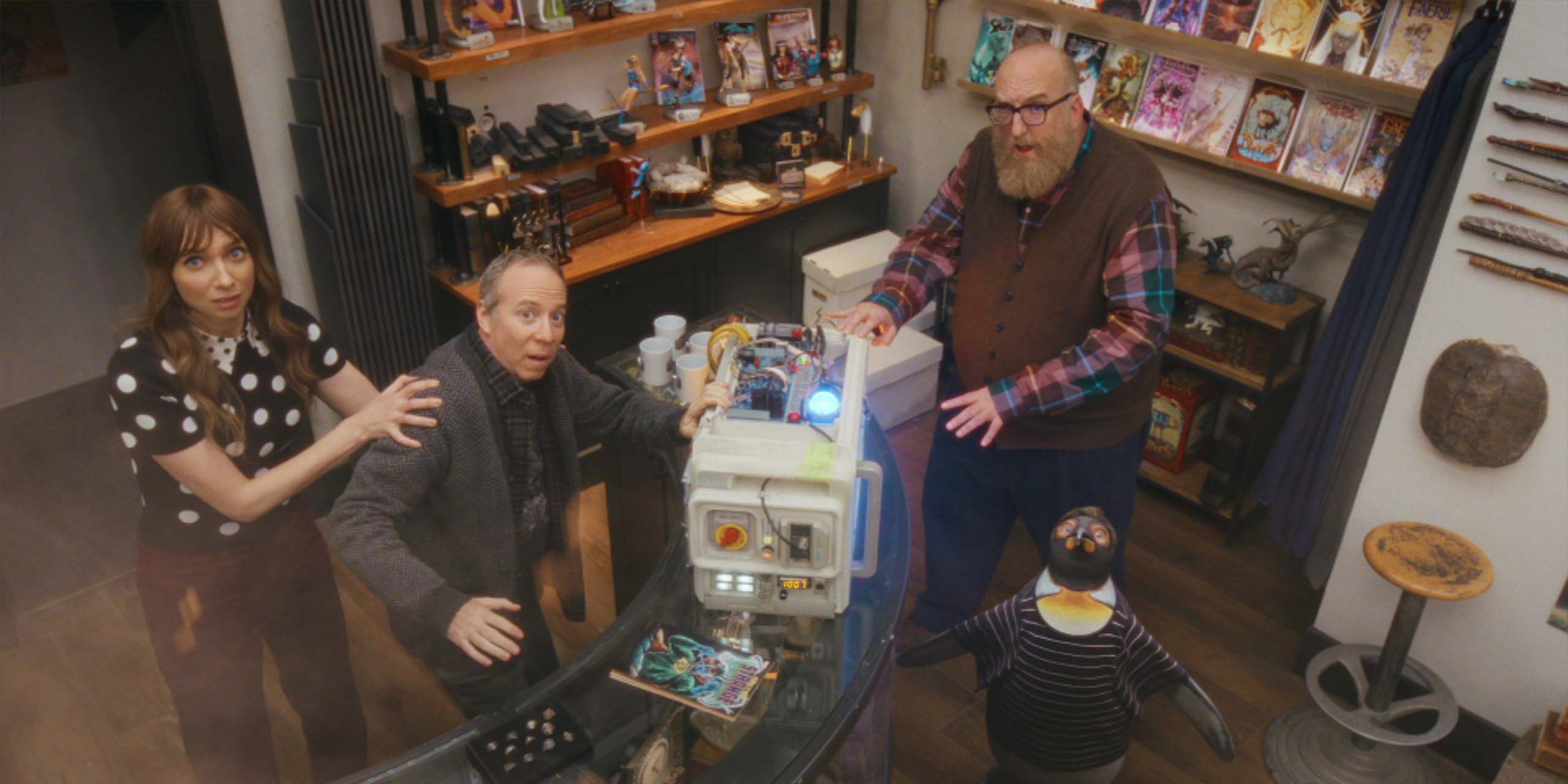 Barry, Denise, Stuart et Bert surpris par une chose au dessus d'eux, dans Stuart fails to save the Universe.