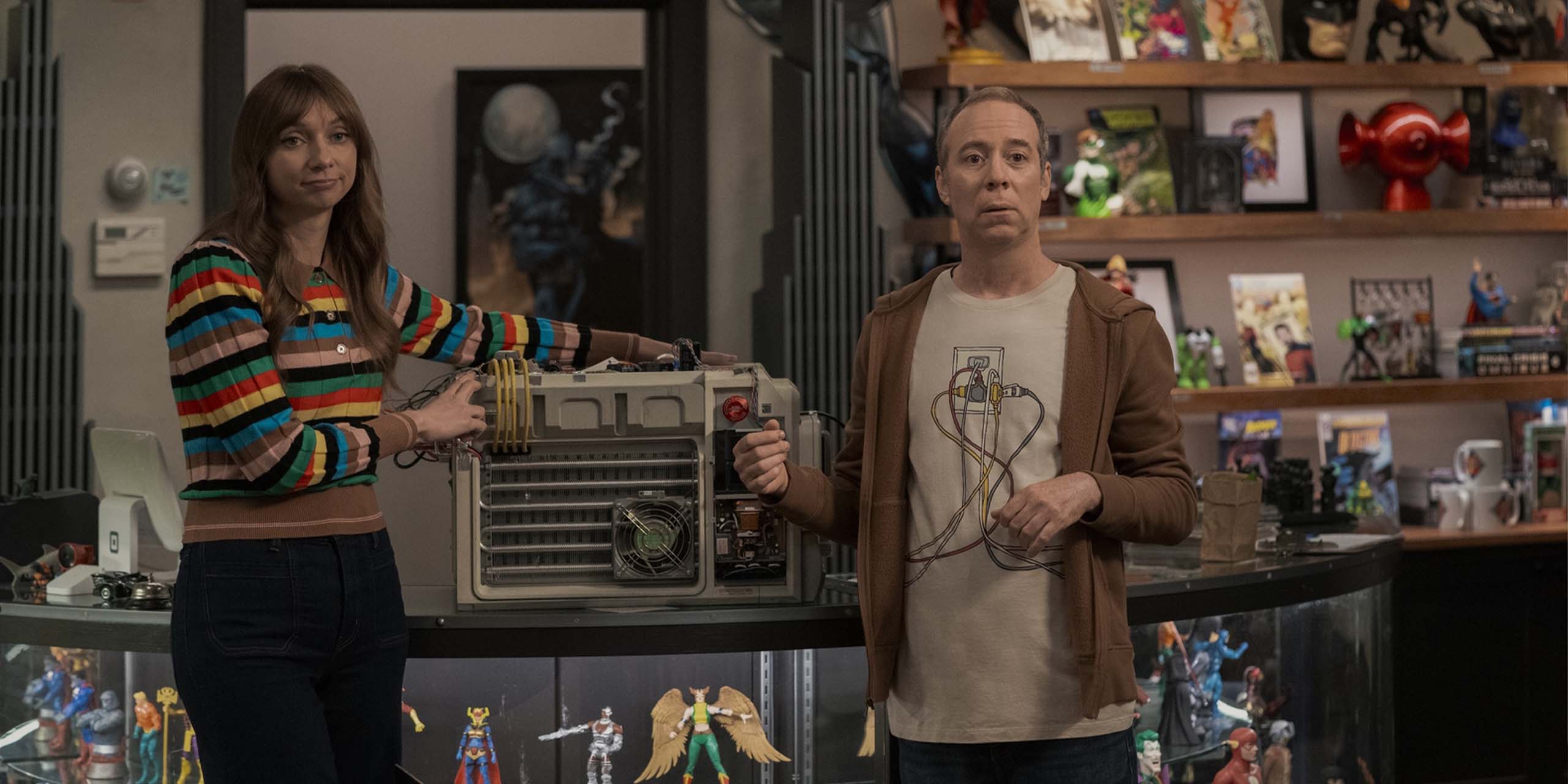 Denise (Lauren Lapkus) et Stuart (Kevin Sussman) et la machin interdimensionnelle dans Stuart fails to save the Universe.