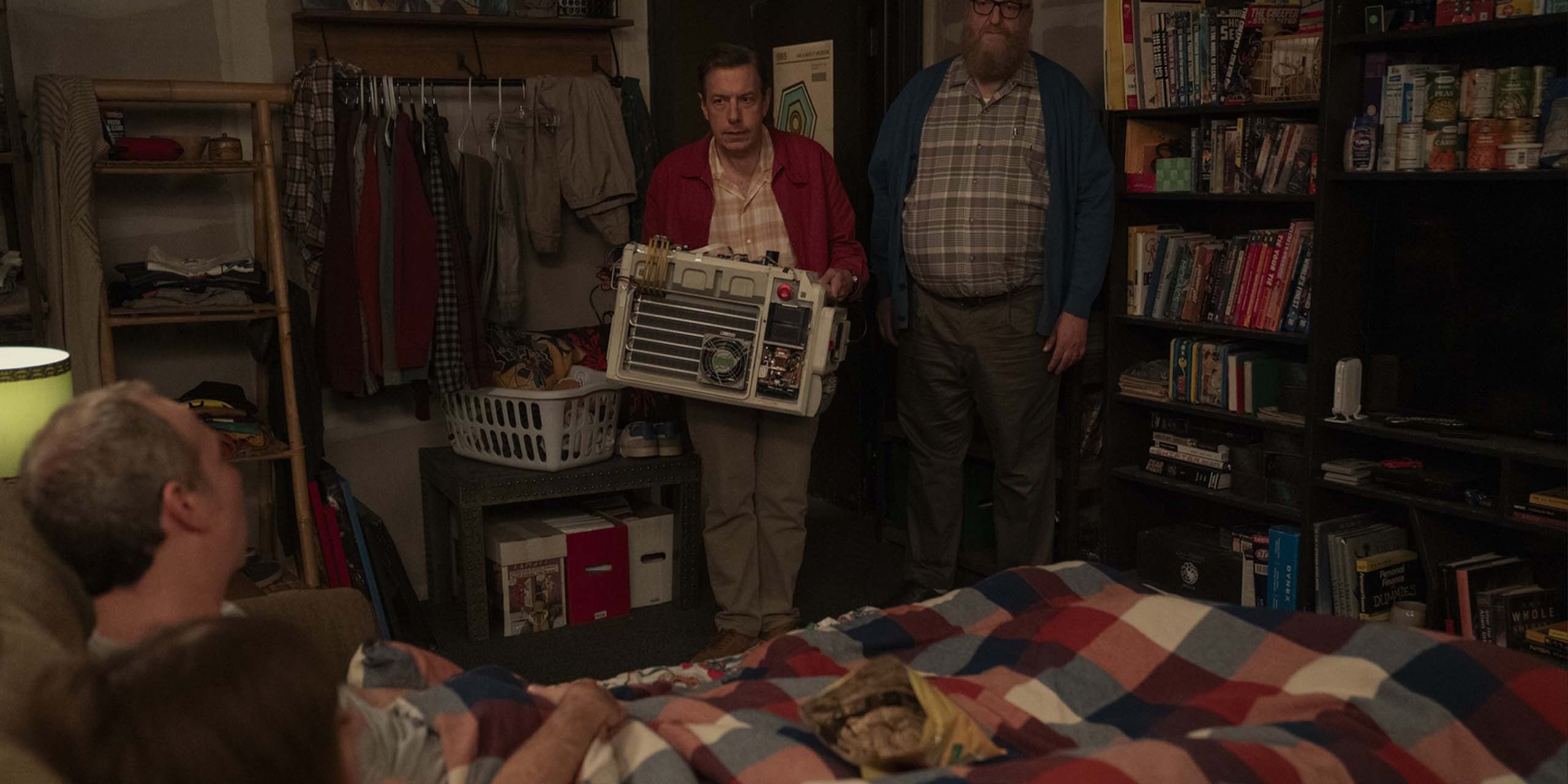 Denise et Stuart au lit, tandis que Bert et Kripke entrent dans la chambre avec la machine dans Stuart fails to save the Universe.
