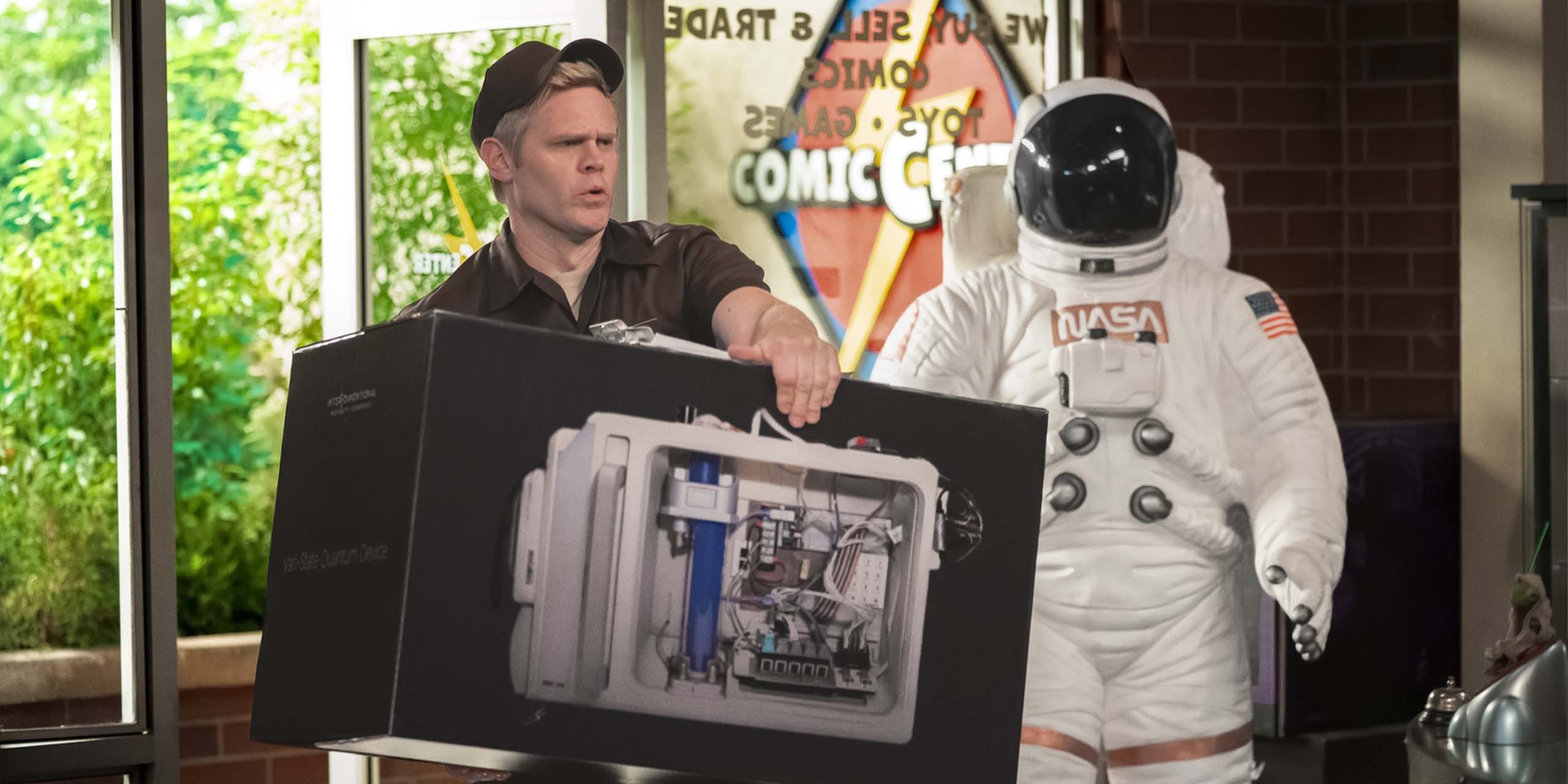 Gary (Kevin Sussman) livre la machine interdimensionnelle dans Stuart fails to save the Universe.