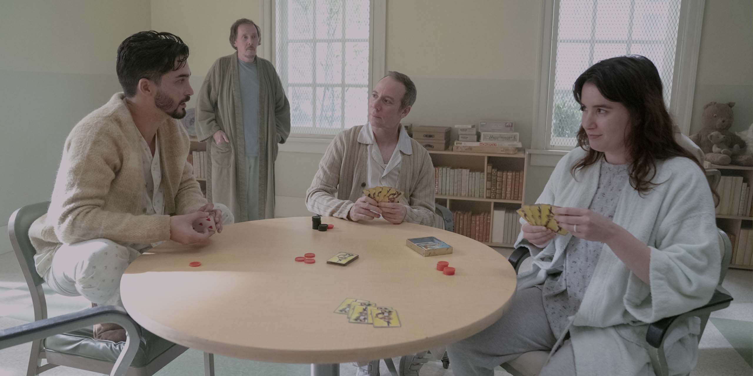 Stuart (Kevin Sussman) jouant aux cartes avec deux autres patients d'un hôpital psychiatrique dans Stuart Fails to Save the Universe