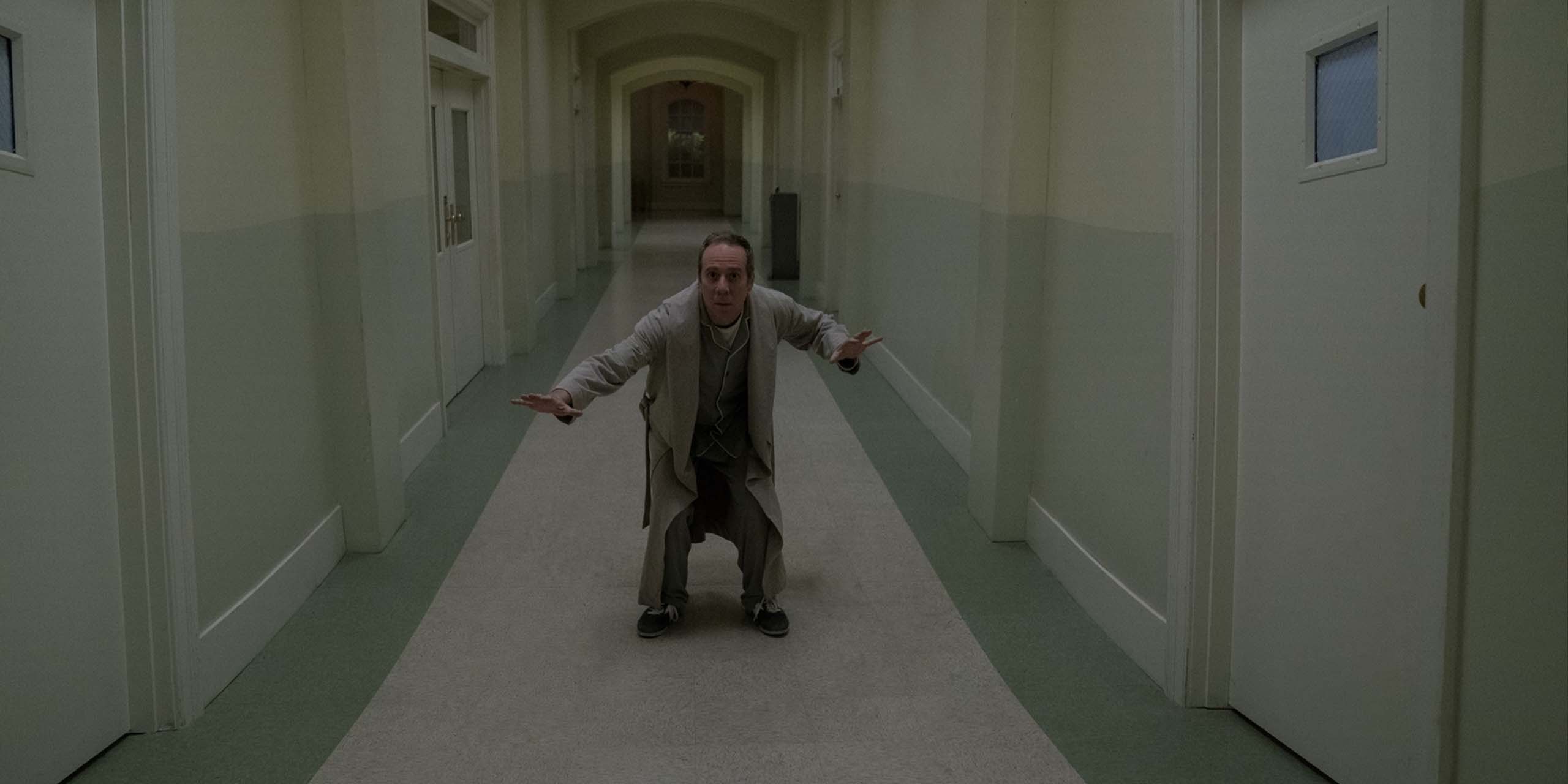 Stuart (Kevin Sussman) dans le couloir d'un hôpital psychiatrique dans Stuart Fails to Save the Universe