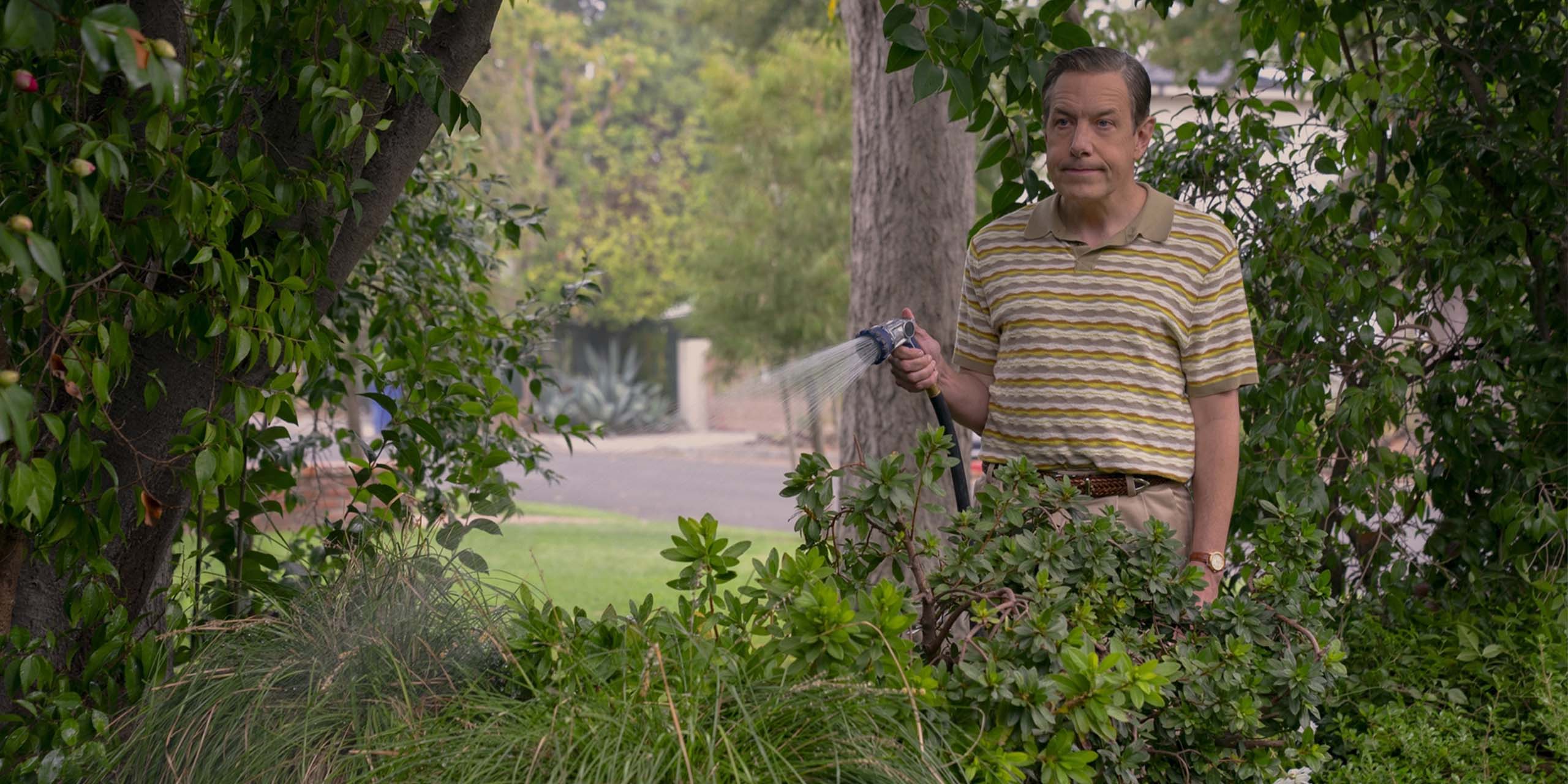 John Ross Bowie arrosant ses plantes dans Stuart Fails to Save the Universe.