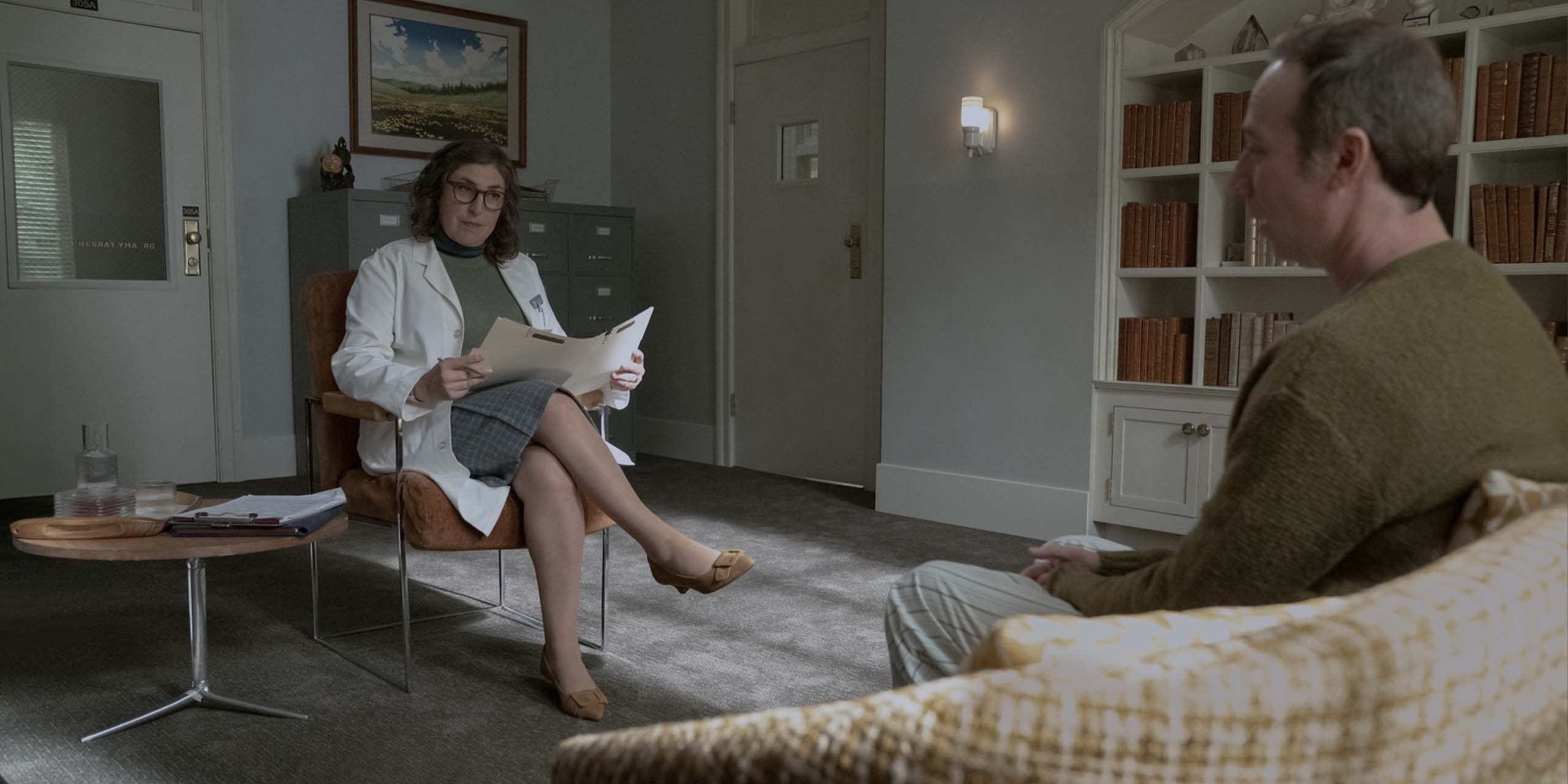 Amy (Mayim Bialik) face à Stuart (Kevin Sussman) lors d’une consultation psychiatrique dans Stuart Fails to Save the Universe.