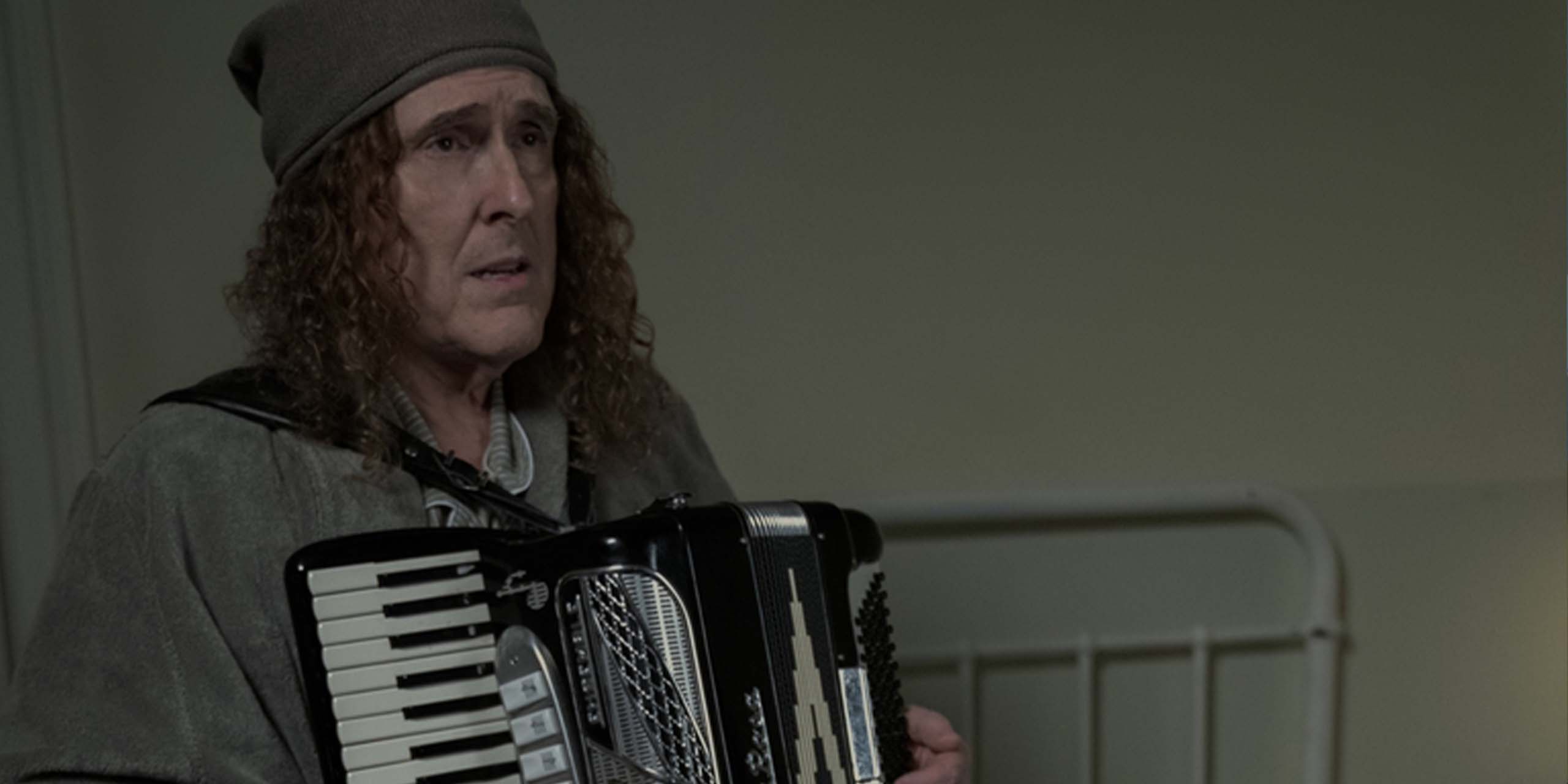Weird Al Yankovic dans son propre rôle, jouant de l'accordéon dans sa chambre d'hôpital psychiatrique, dans Stuart fails to save the universe.