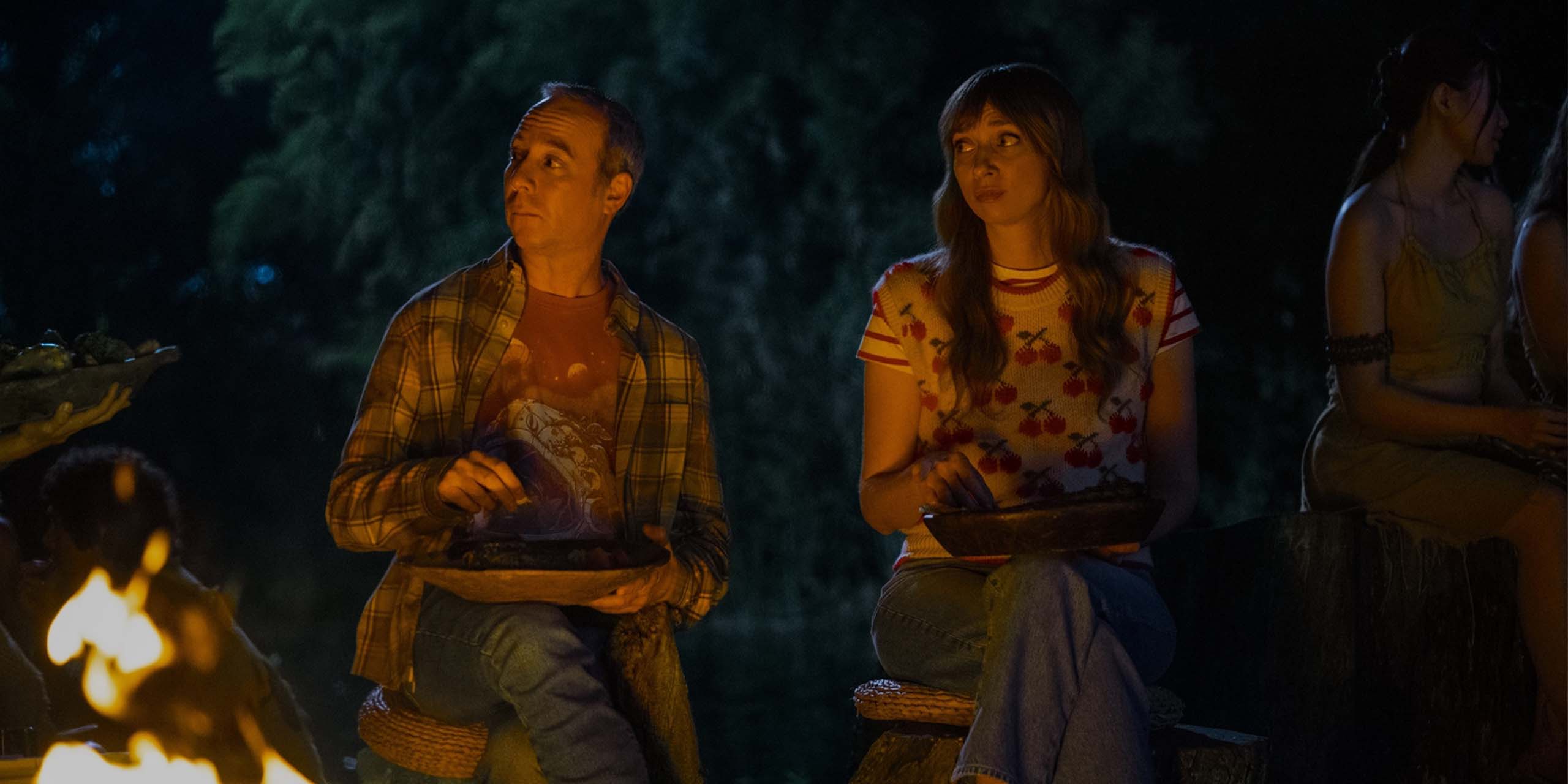 Stuart Bloom (Kevin Sussman) et Denise (Lauren Lapkus) mangeant au sein d'une tribu dans Stuart fails to save the Universe.