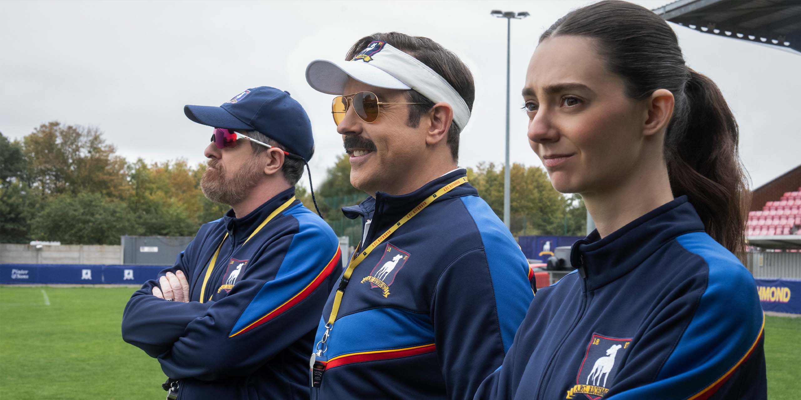 Brendan Hunt, Jason Sudeikis et Tanya Reynolds dans la saison 4 de Ted Lasso.