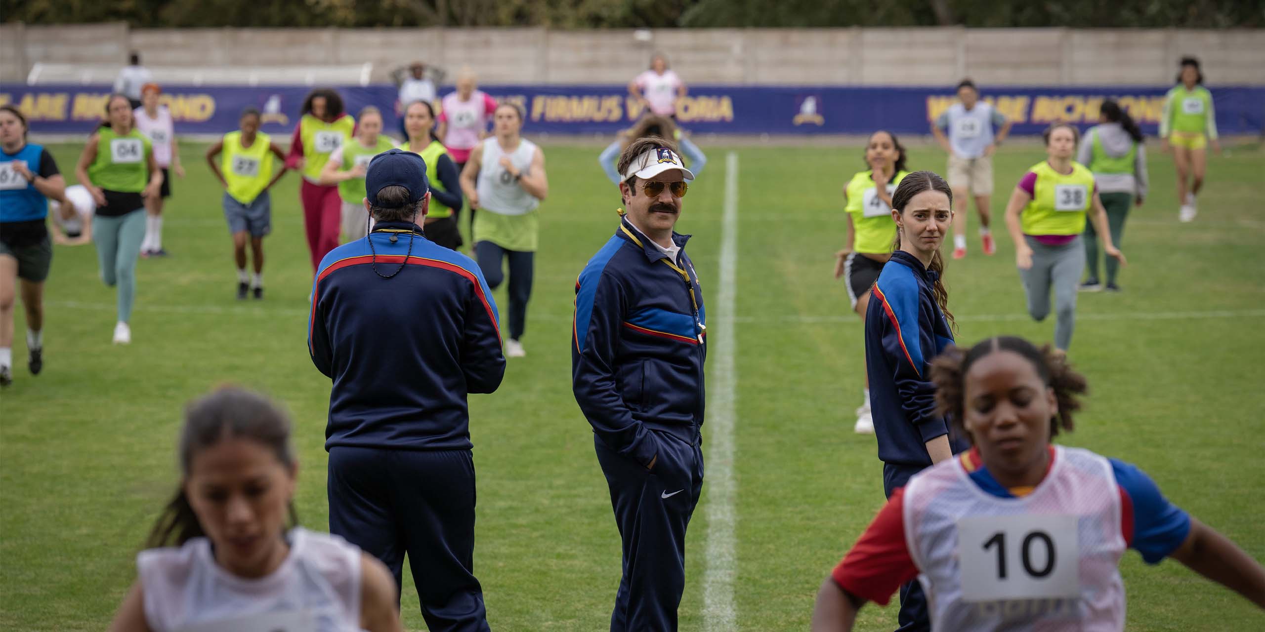 Brendan Hunt, Jason Sudeikis et Tanya Reynolds dans la saison 4 de Ted Lasso.