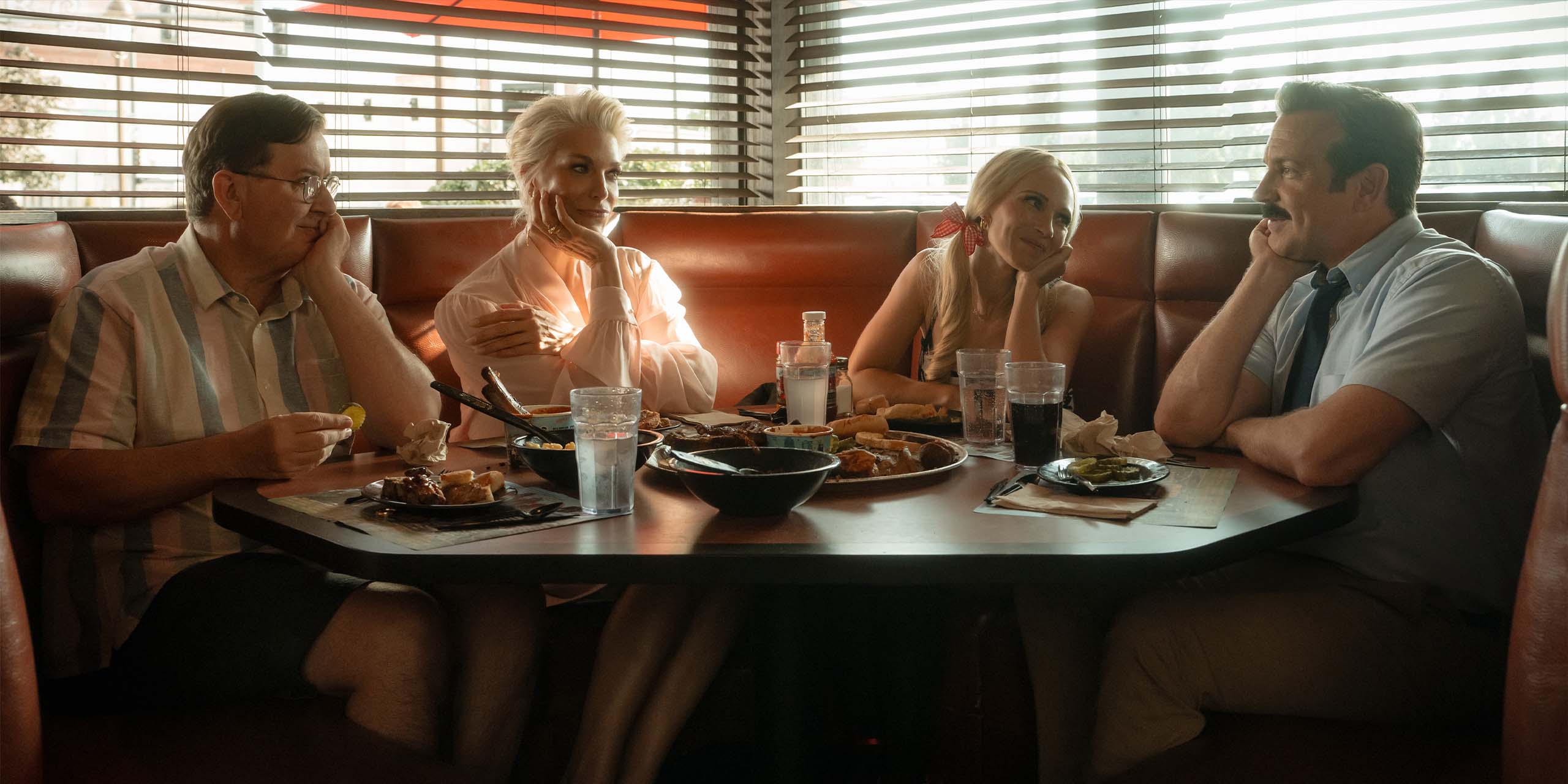 Jeremy Swift, Hannah Waddingham, Juno Temple et Jason Sudeikis dans la saison 4 de Ted Lasso.