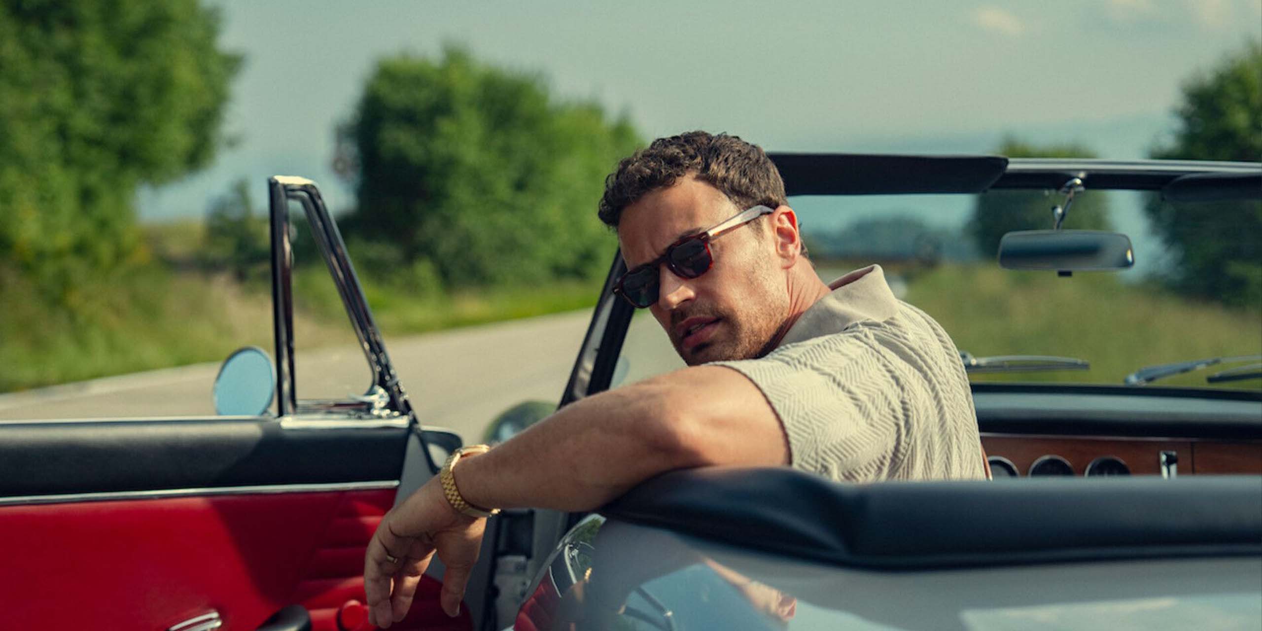 Theo James au volant de sa voiture dans The Gentlemen