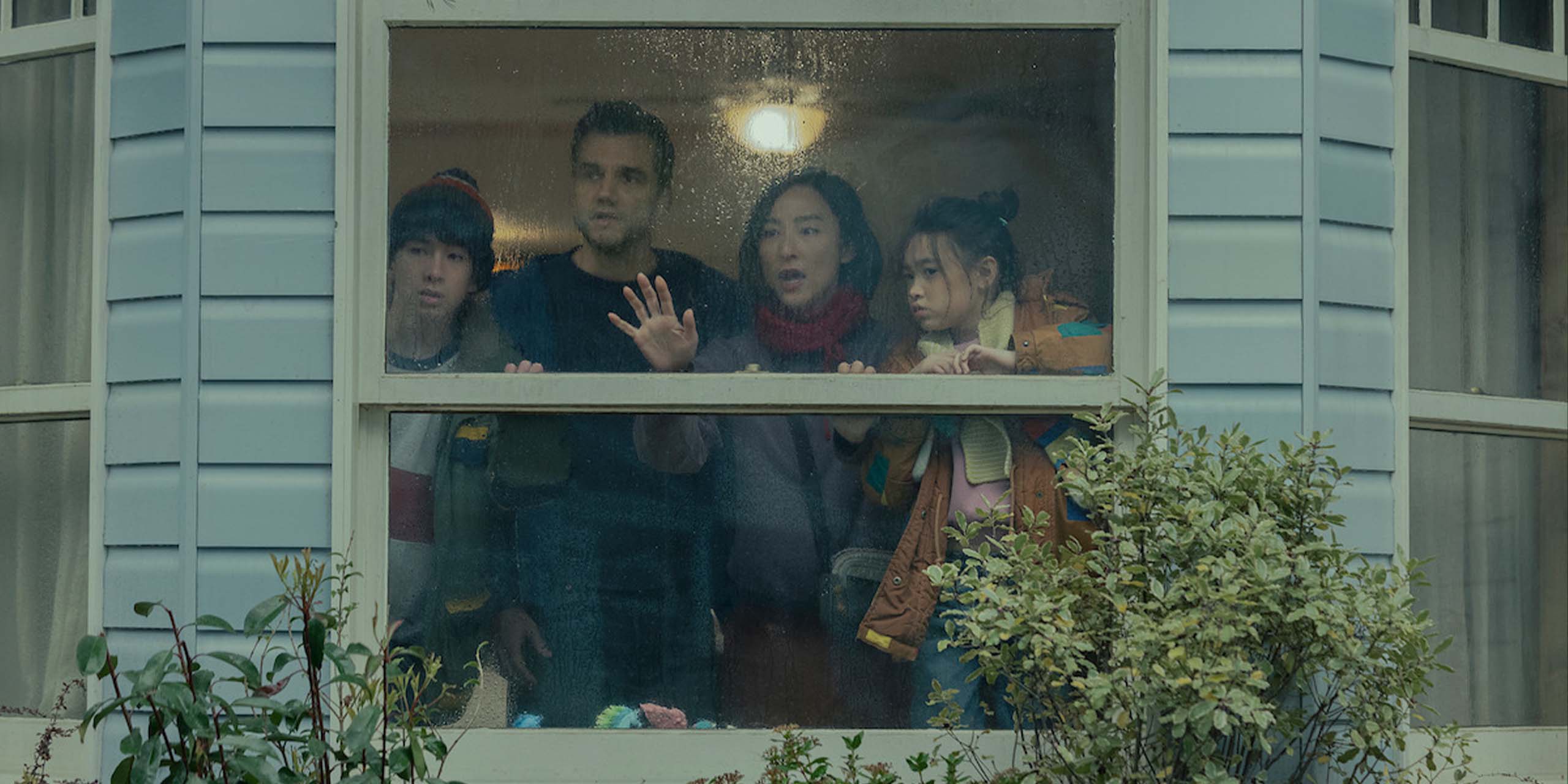 Ann Delgado (Greta Lee) et son mari Jason (Wagner Moura) découvrent avec leurs enfants Ruth (Riley Chung) et Graham (Noah Alexander Sosnowski) que leur maison est devenue une prison dans Le Dernier Reguge (The Last House).