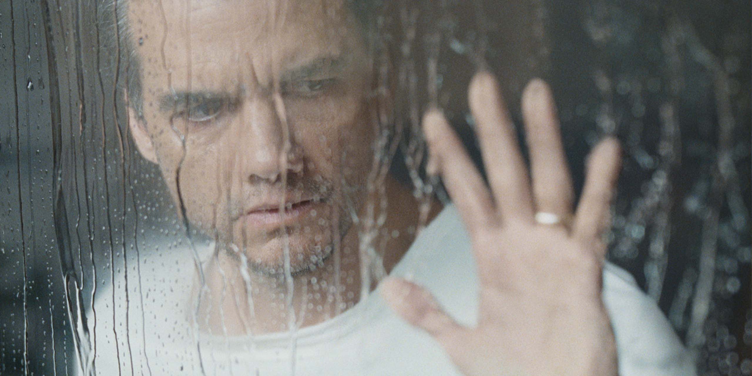 Jason (Wagner Moura) derrière une vitre dans Le Dernier Reguge (The Last House).