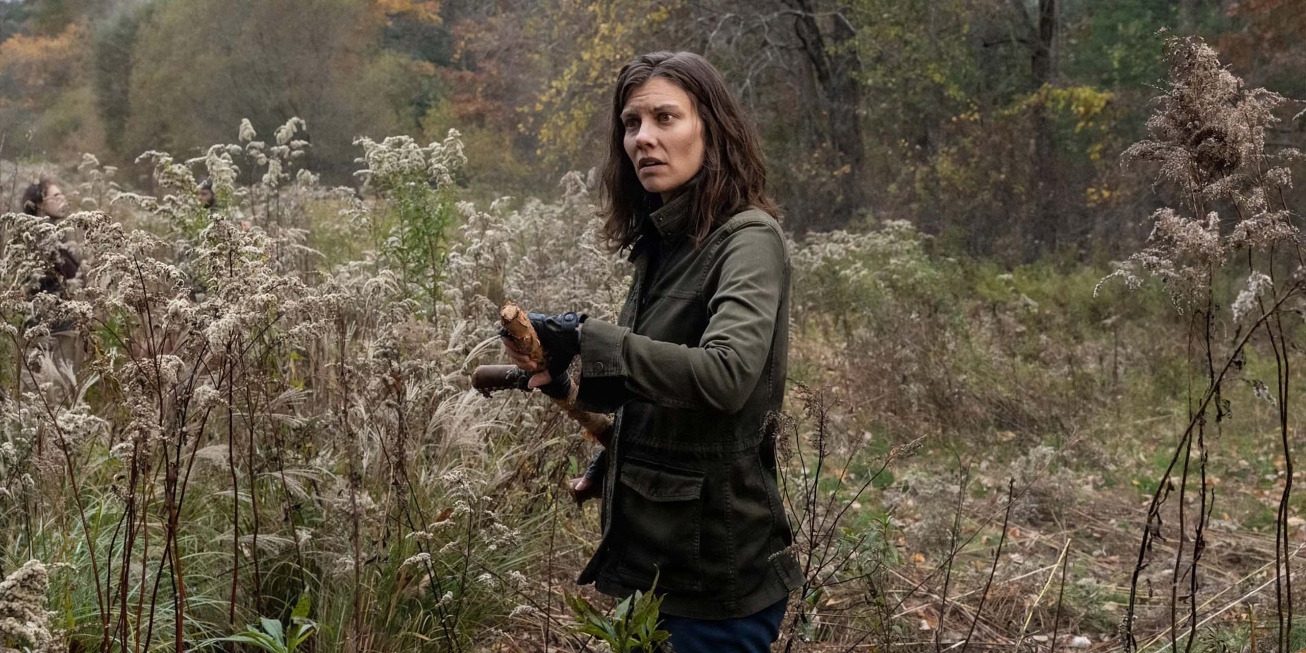 Maggie, dans un champ, tenant une faux et l'air inquiet, dans l'épisode 3 de la saison 3 de The Walking Dead : Dead City