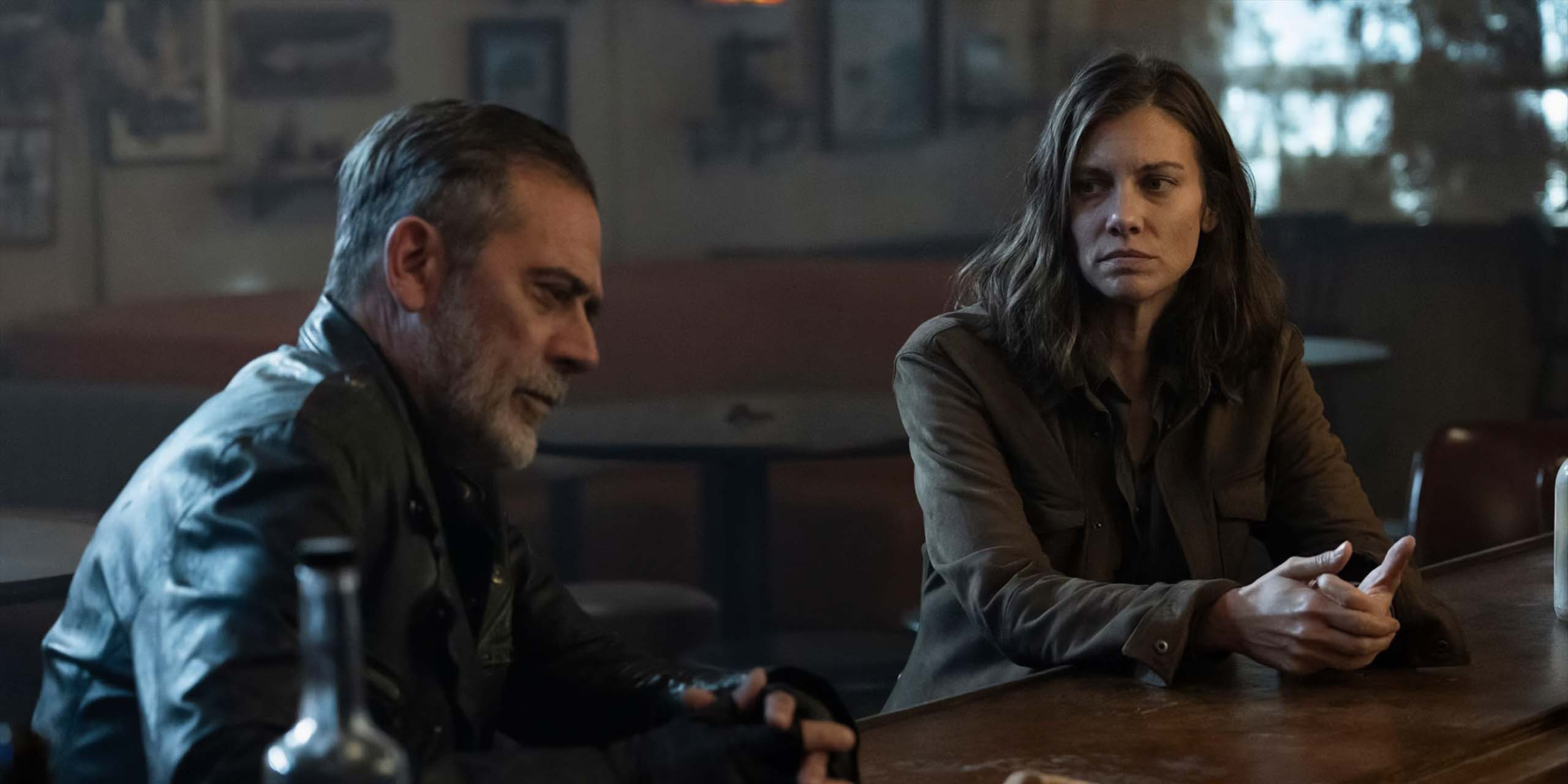 Negan (Jeffrey Dean Morgan) et Maggie (Lauren Cohan) dans un bar de The Walking Dead : Dead City