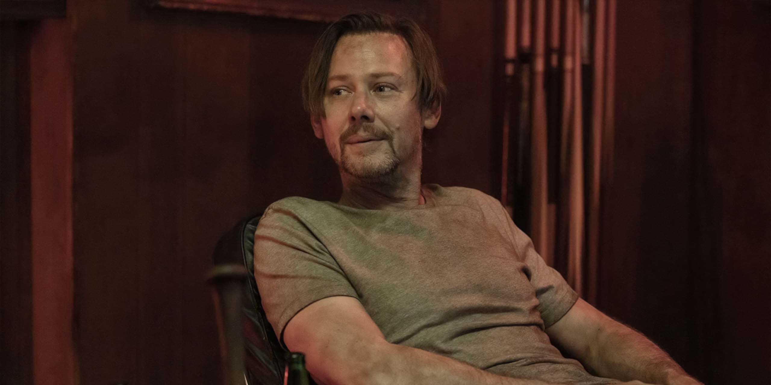 Dillard (Jimmi Simpson) assis avec une manette à la main dans The Walking Dead : Dead City