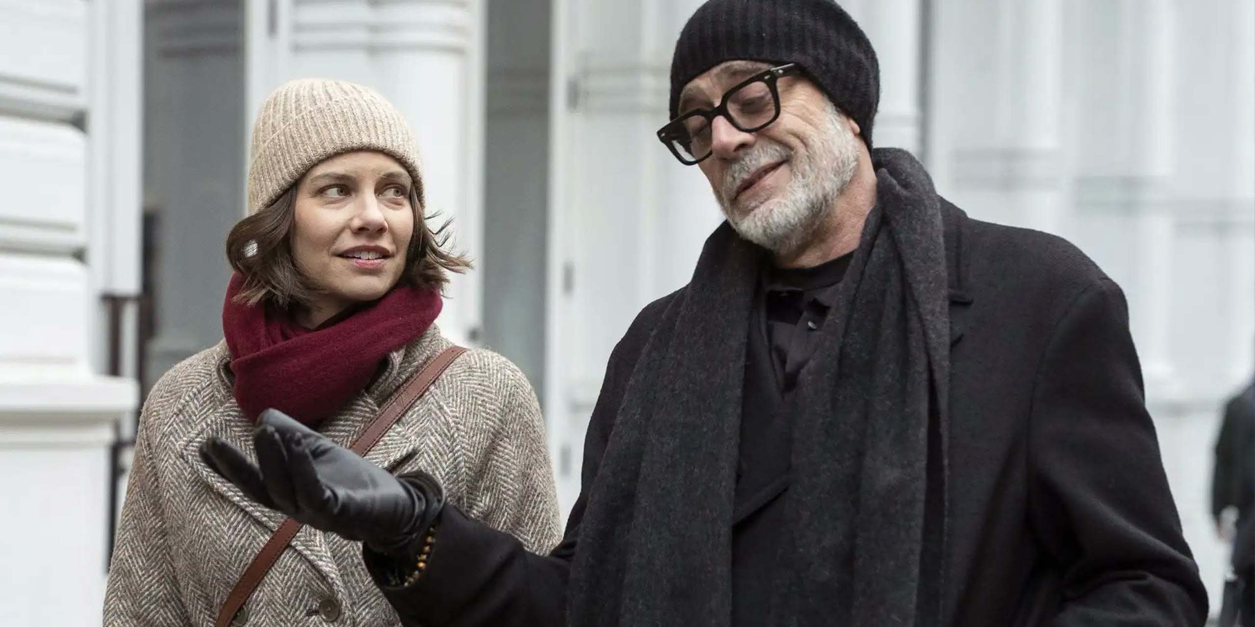 Negan (Jeffrey Dean Morgan) et Maggie (Lauren Cohan) marchant ensemble dans les rues de Manhattan dans la saison 3 de The Walking Dead : Dead City