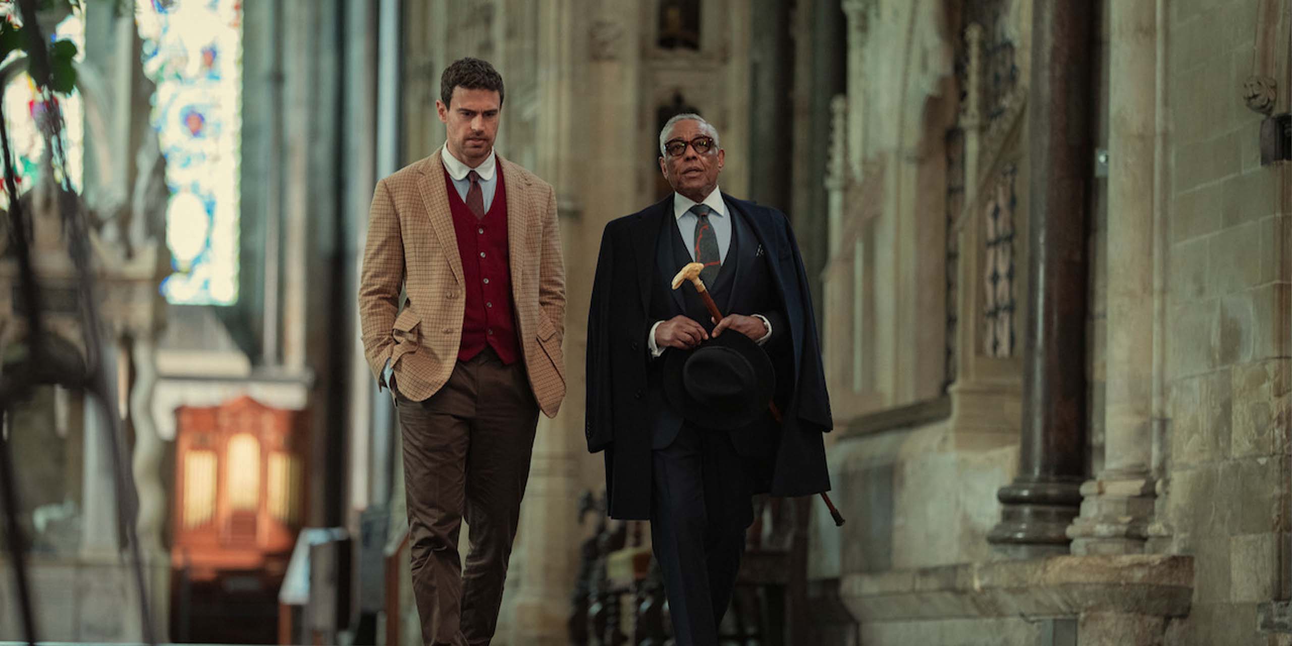 Theo James dans le rôle d'Eddie Horniman et Giancarlo Esposito dans celui de Stanley Johnston dans la saison 2 de The Gentlemen.