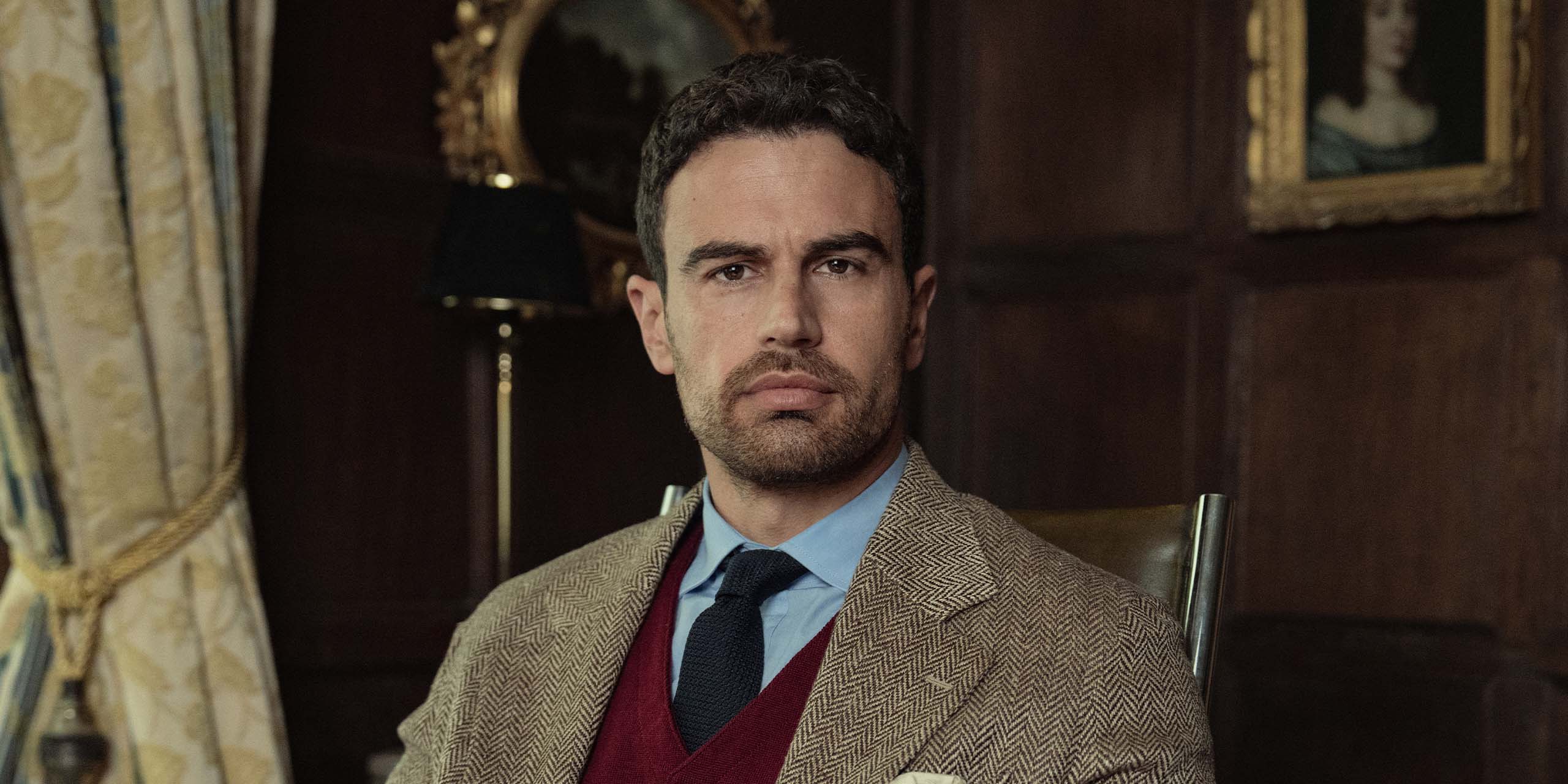 Theo James dans le rôle d'Eddie Horniman dans The Gentlemen.