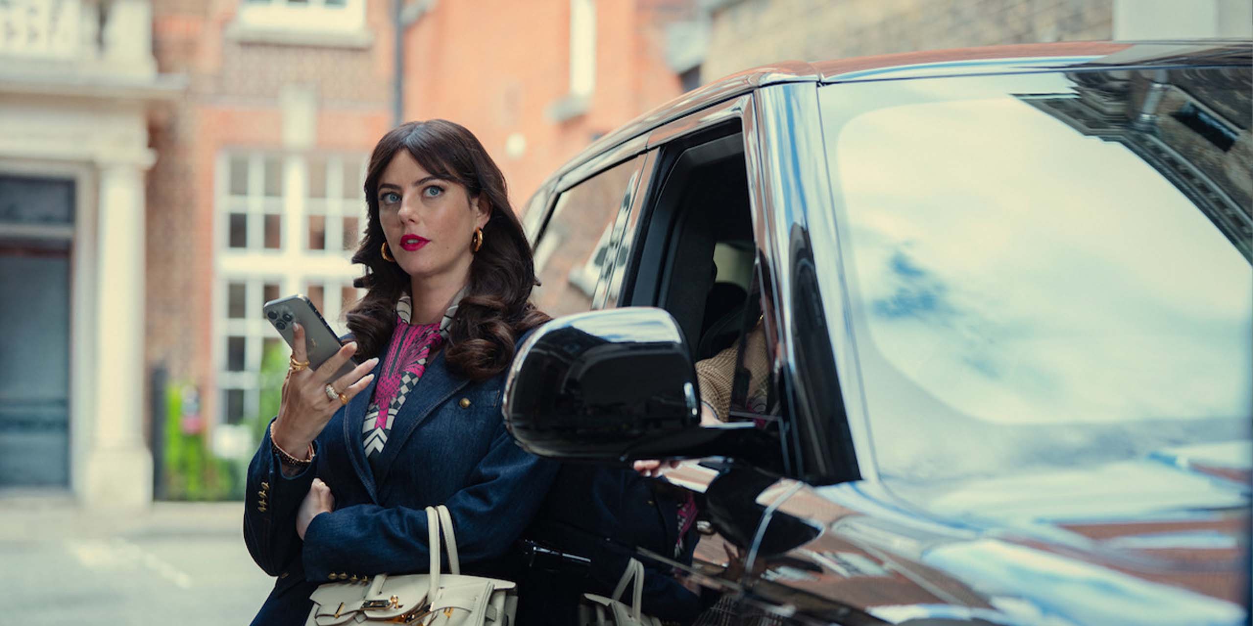 Susie Glass (Kaya Scodelari) au téléphone dans la saison 2 de The Gentlemen.
