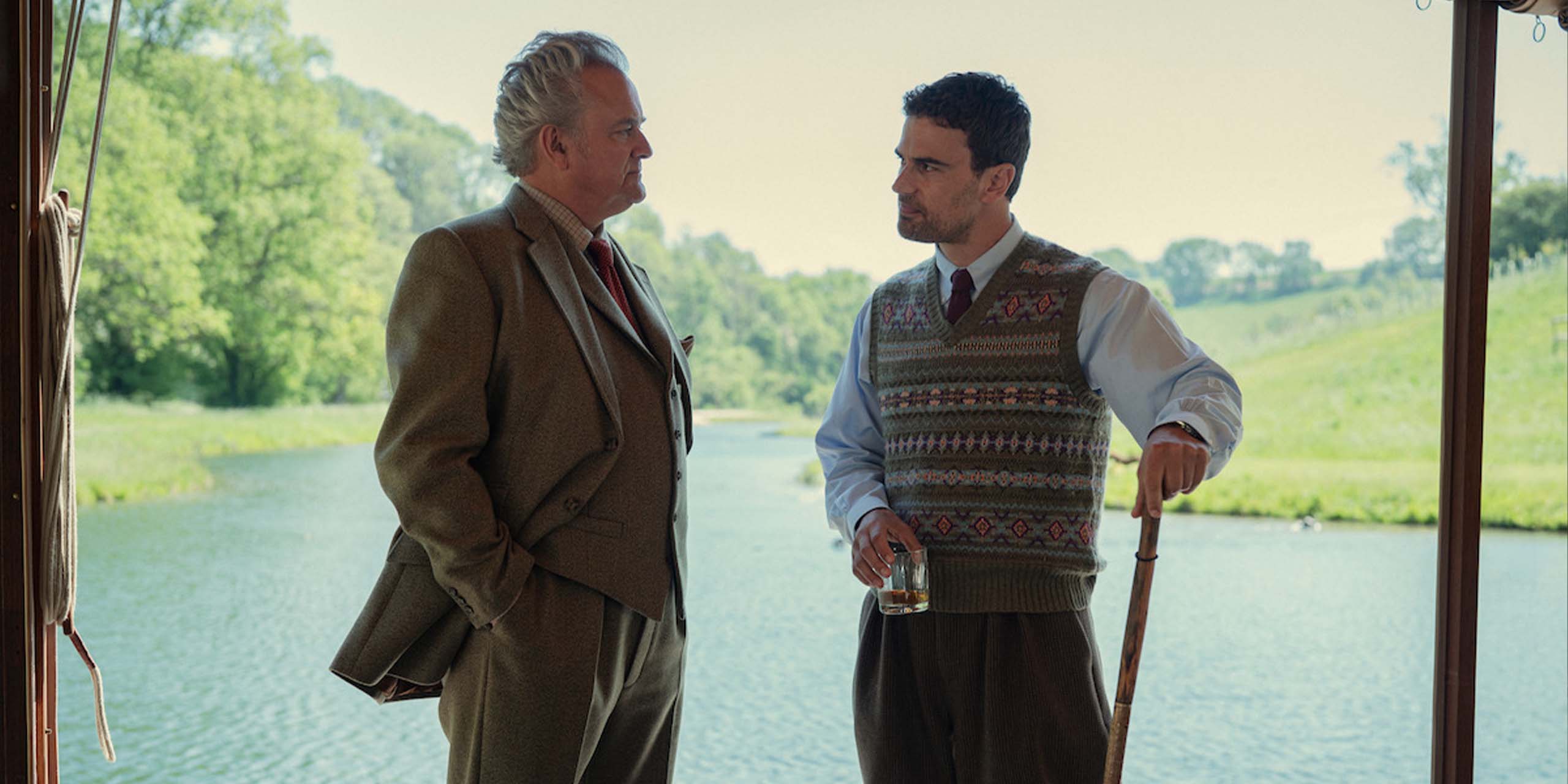 Hugh Bonneville dans le rôle de Lord Hawthorne et James dans celui d'Eddie Horniman dans la saison 2 de The Gentlement.