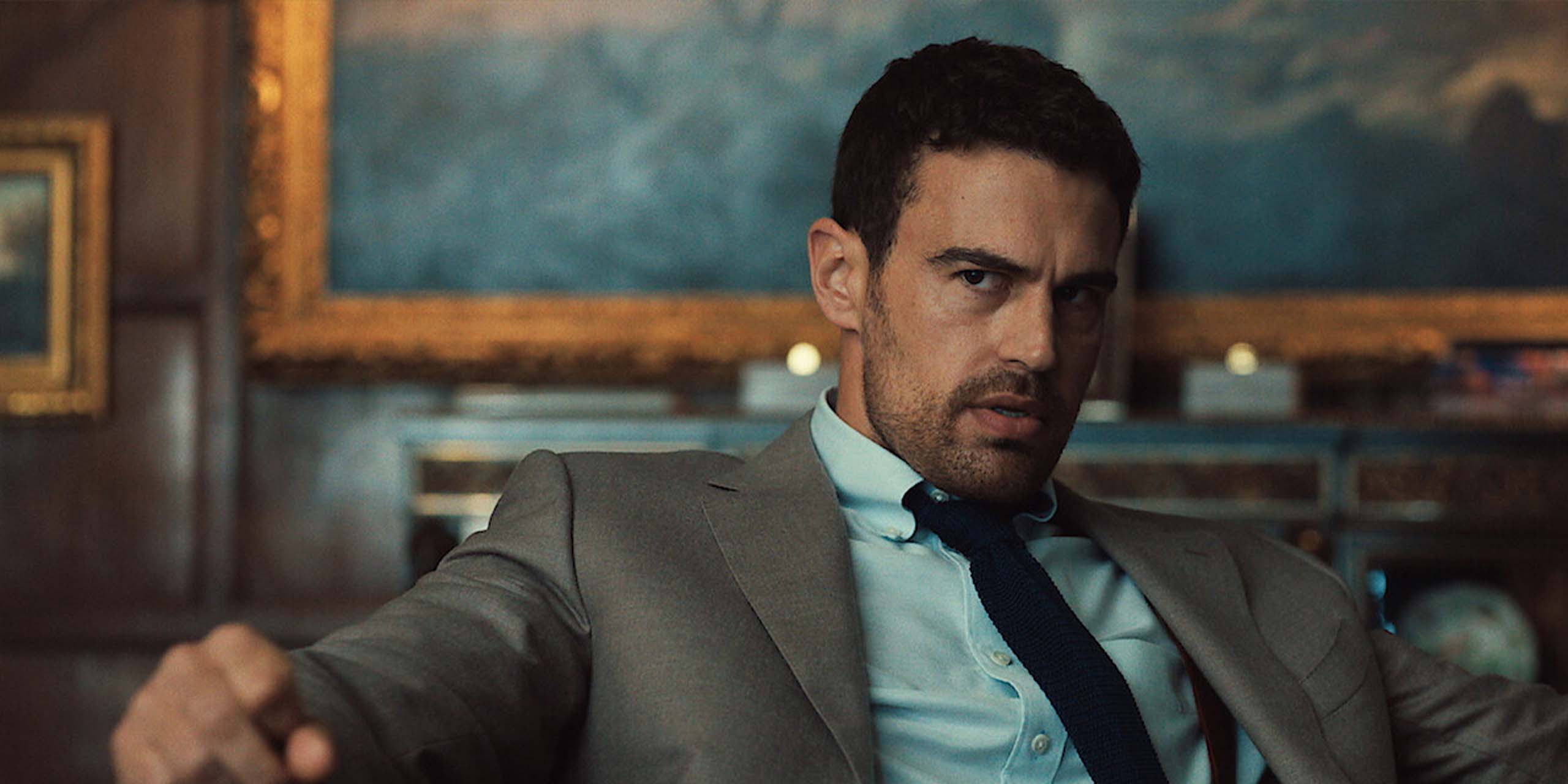 Theo James dans le rôle d'Eddie Horniman dans The Gentlemen.