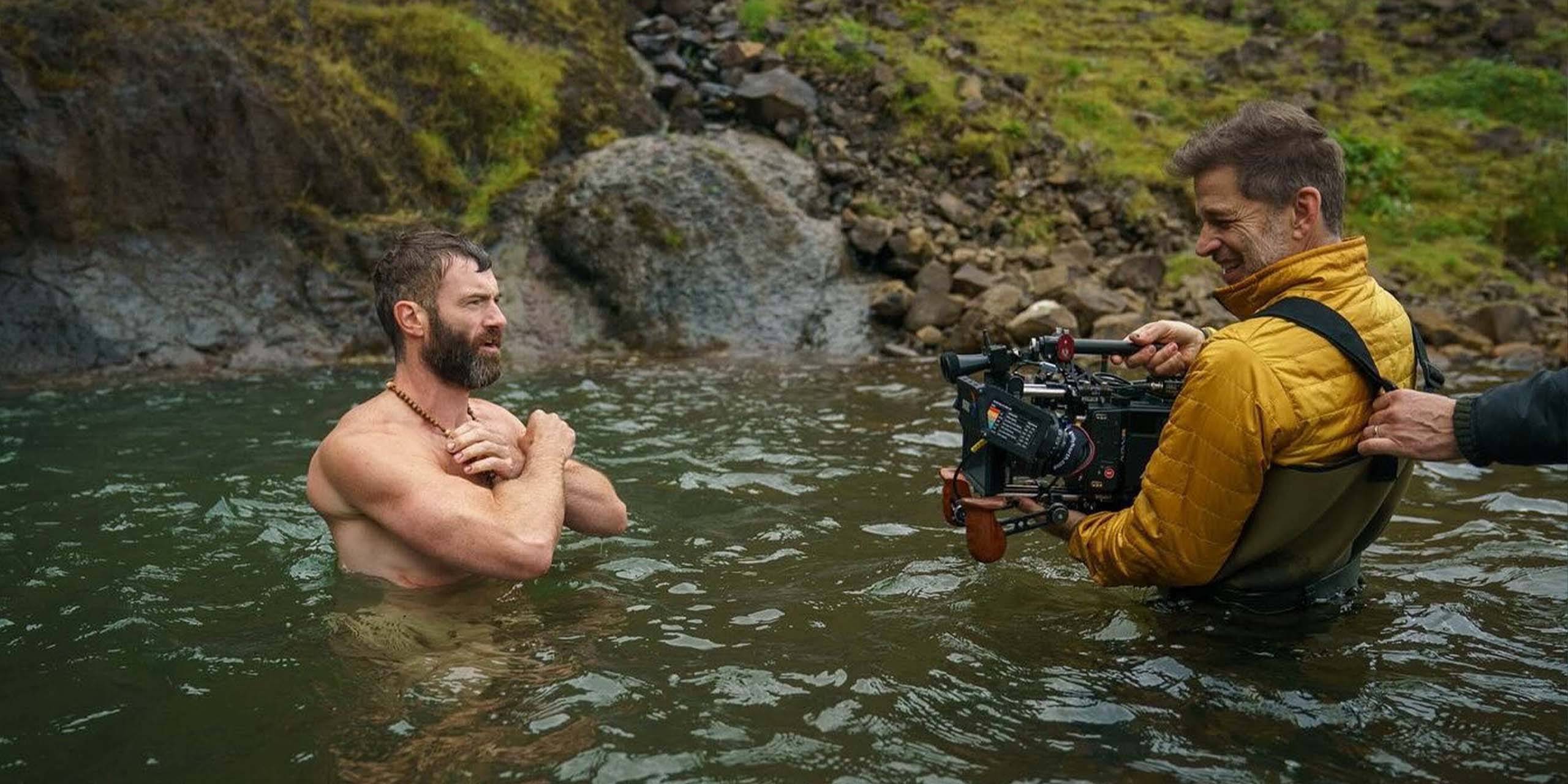 Un homme torse nu dans une rivière pendant le tournage de « The Last Photograph », filmé par le réalisateur Zack Snyder.