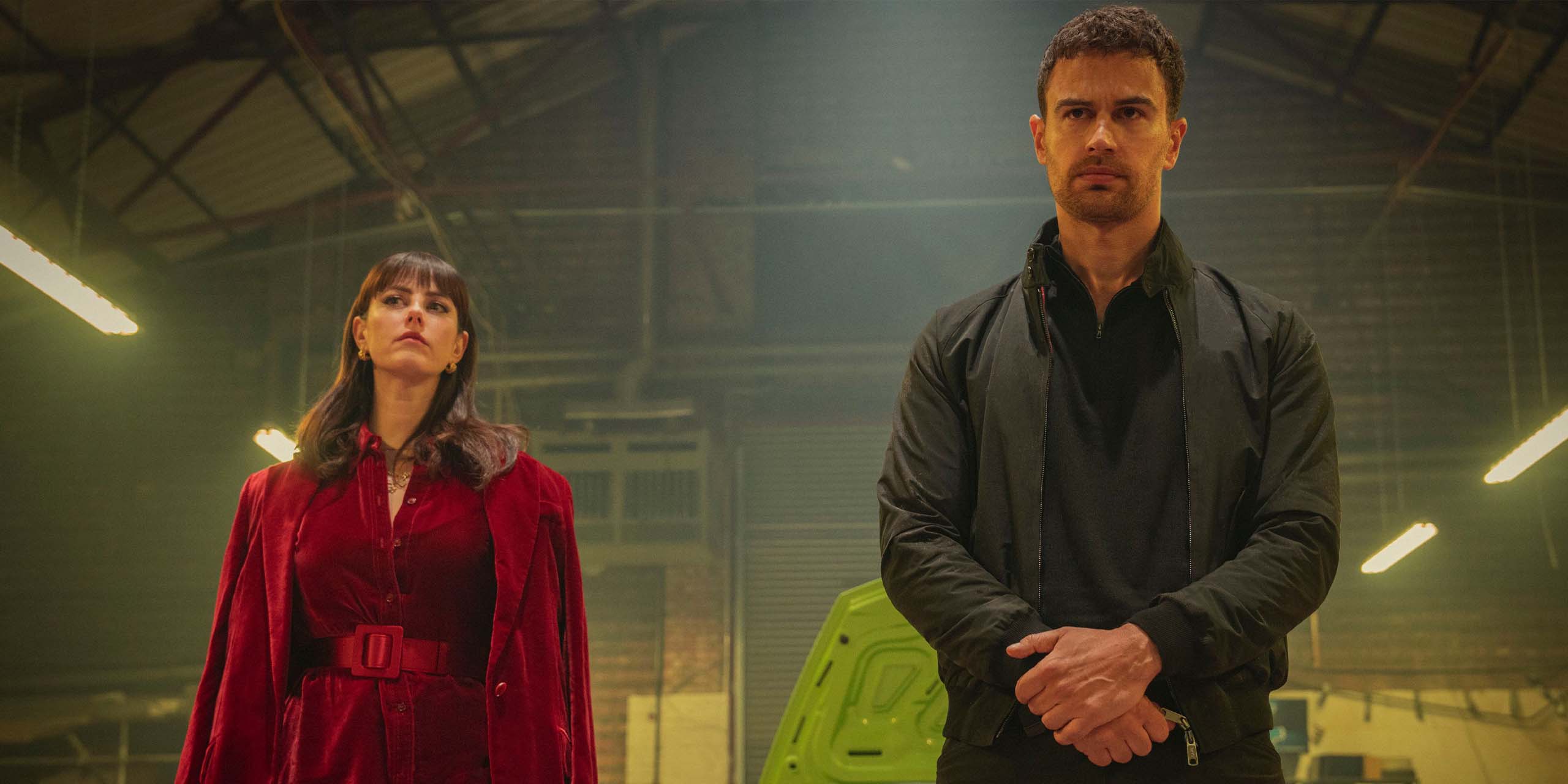 Theo James et Kaya Scodelario dans The Gentlemen