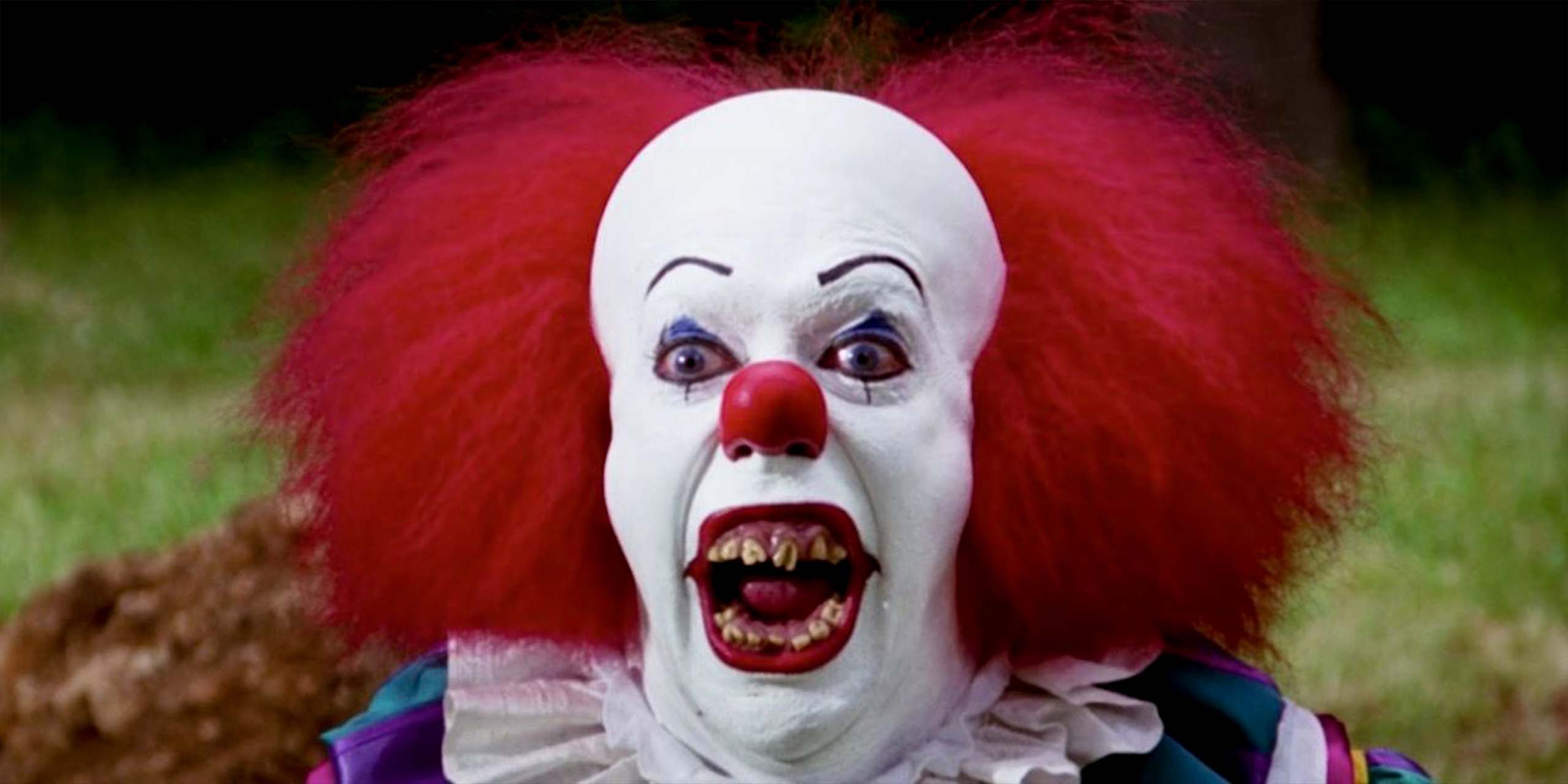 Tim Curry dans le rôle du terrible clown Pennywise dans Ça : Il est revenu.
