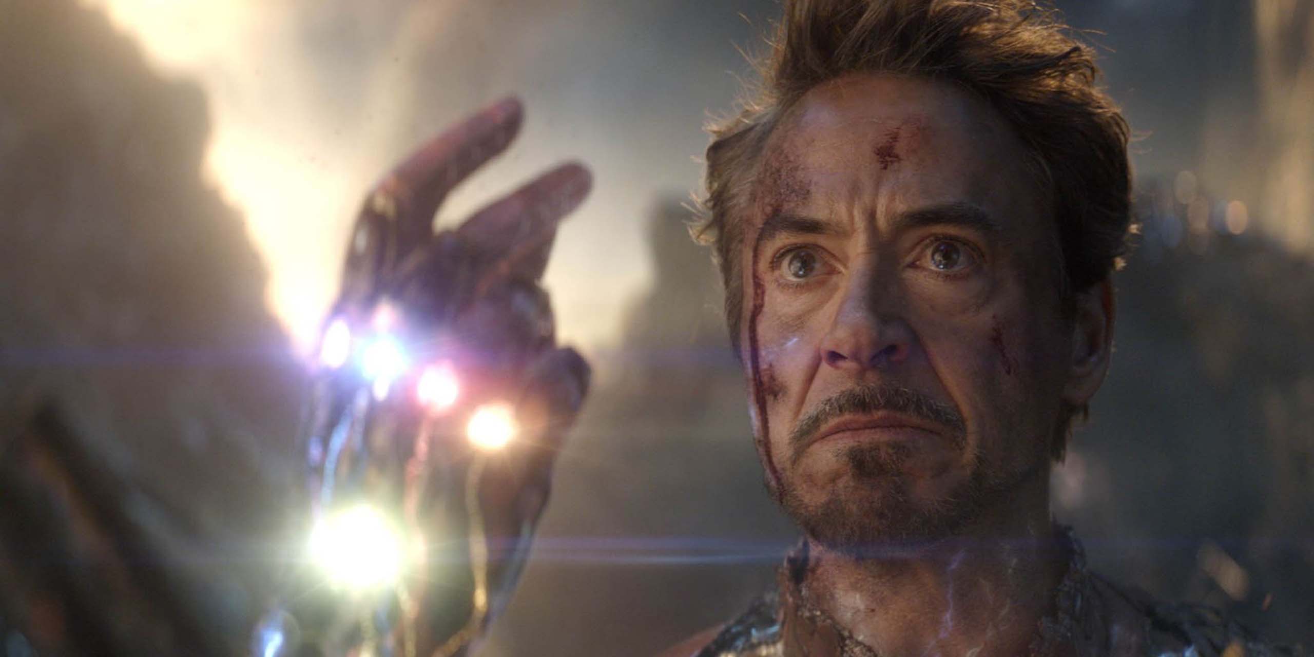 Tony Stark (Robert Downey Jr) portant le gant de l'infini et s'apprêtant à claquer des doigts dans Avengers: Endgame.