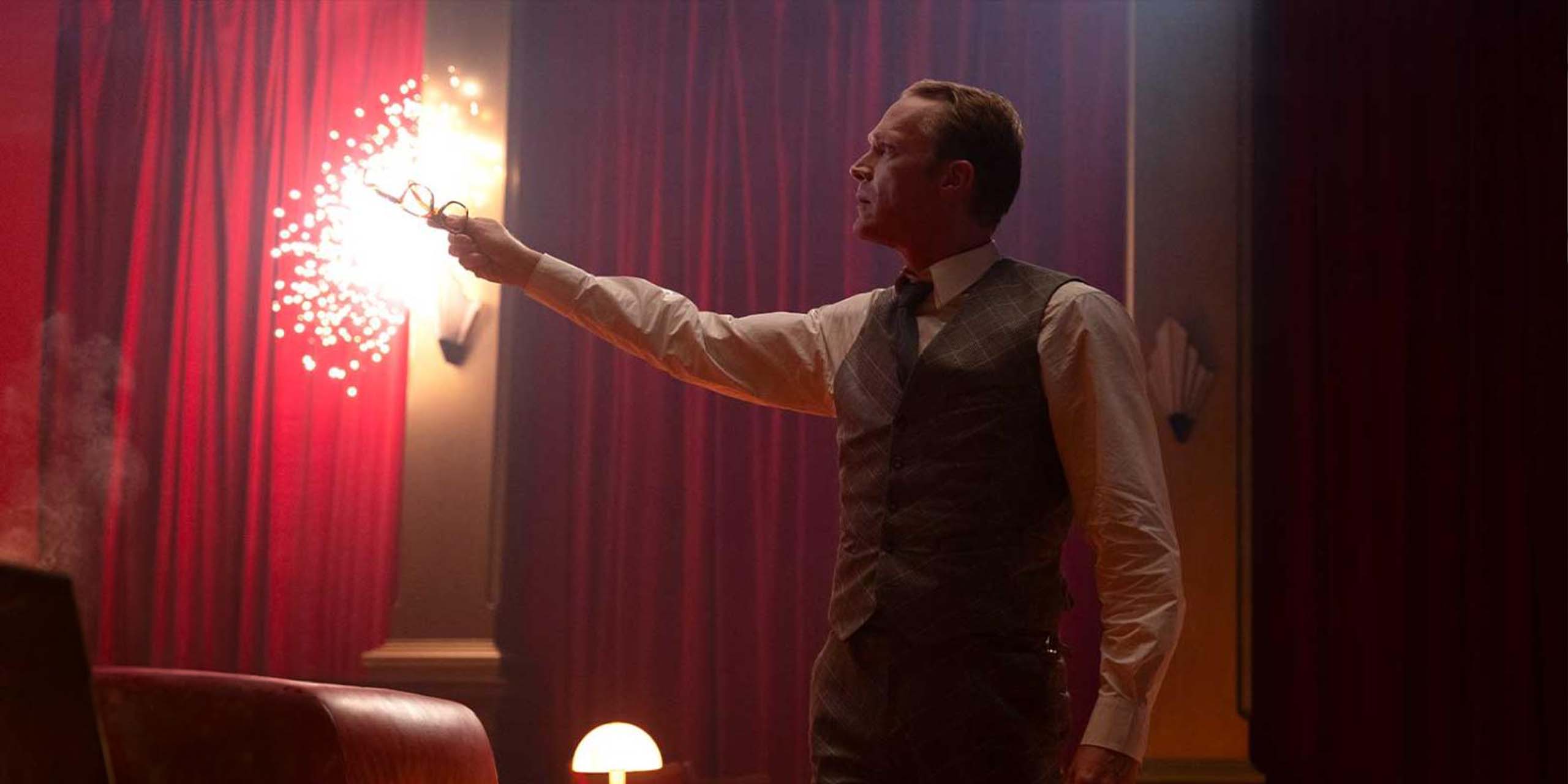 Paul Bettany incarne la version humaine de Vision brandissant ses lunettes dans la série VisionQuest.