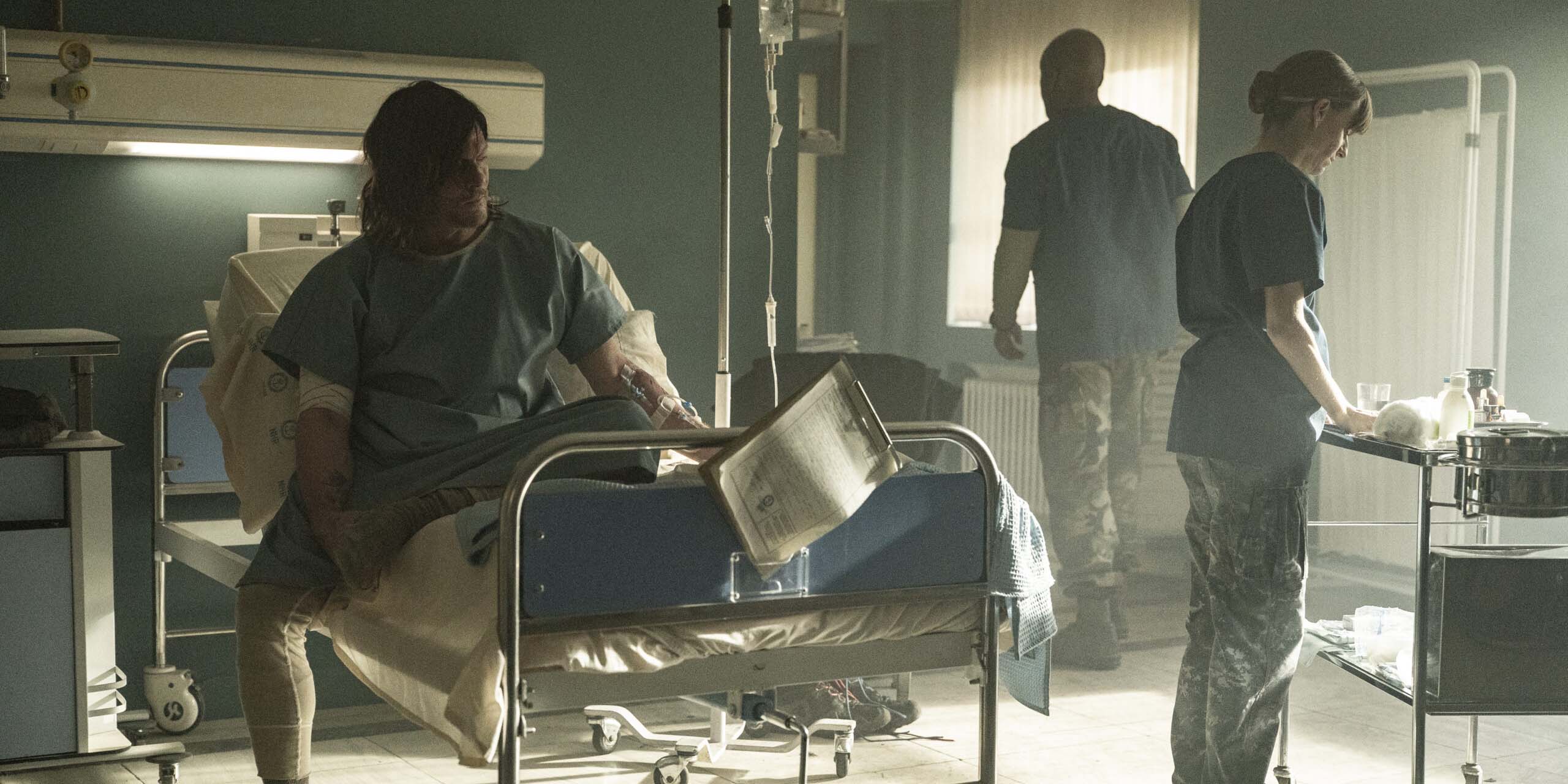 Daryl (Norman Reedus) se réveille à l'hôpital dans la saison 4 de The Walking Dead: Daryl Dixon.