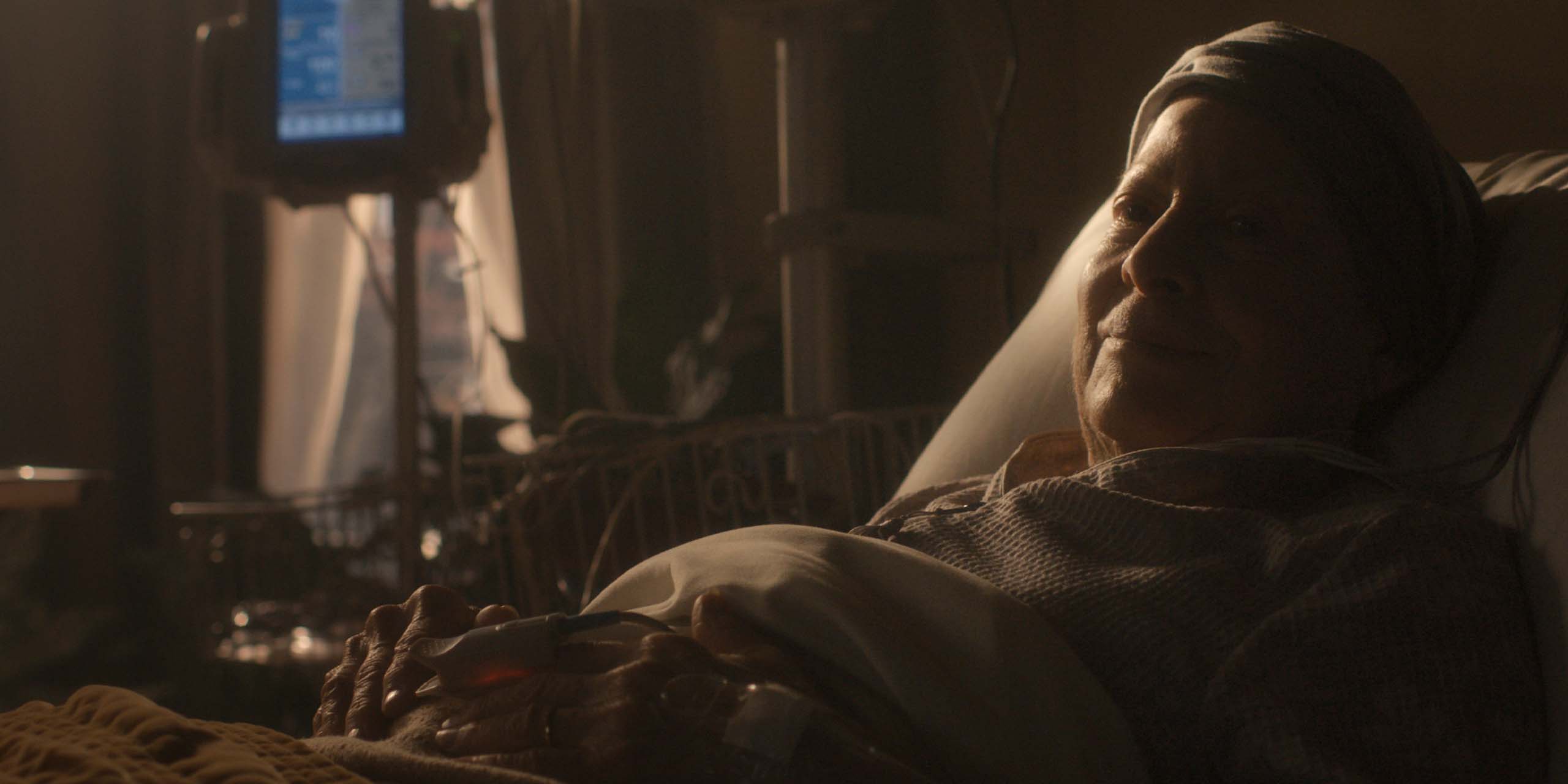 La mère de Jason incarnée par Linda Bove, dans un lit d'hôpital, dans la saison 2 de Dark Matter.