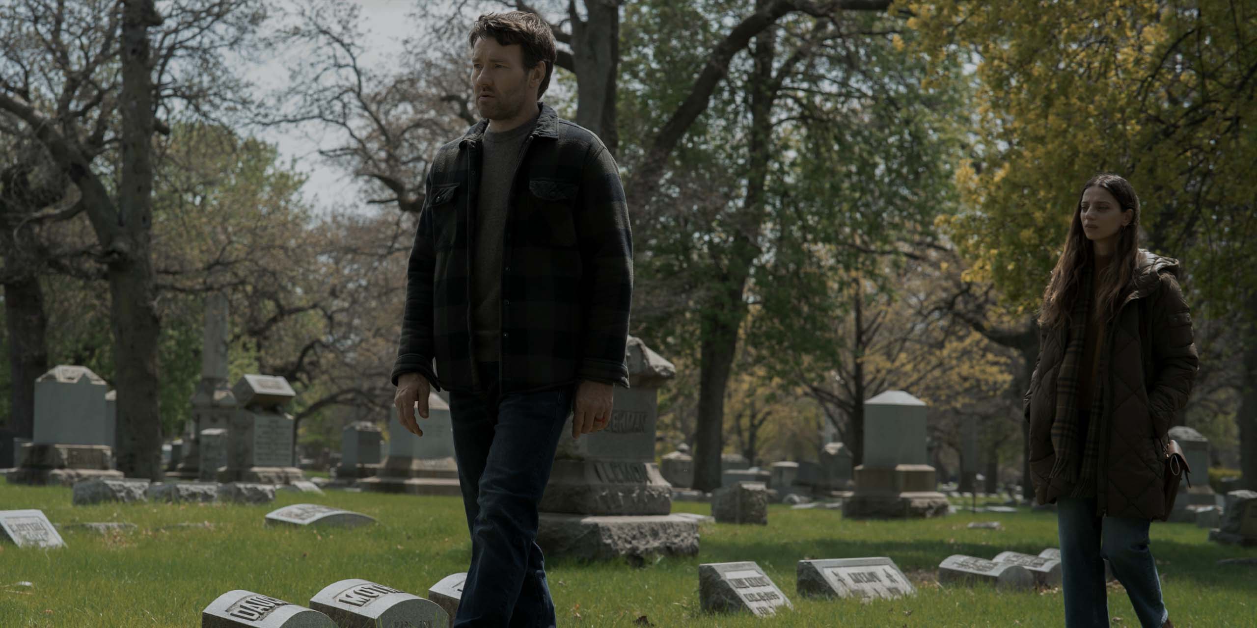 Jason Dessen (Joel Edgerton) marche dans un cimetière dans la saison 2 de Dark Matter.