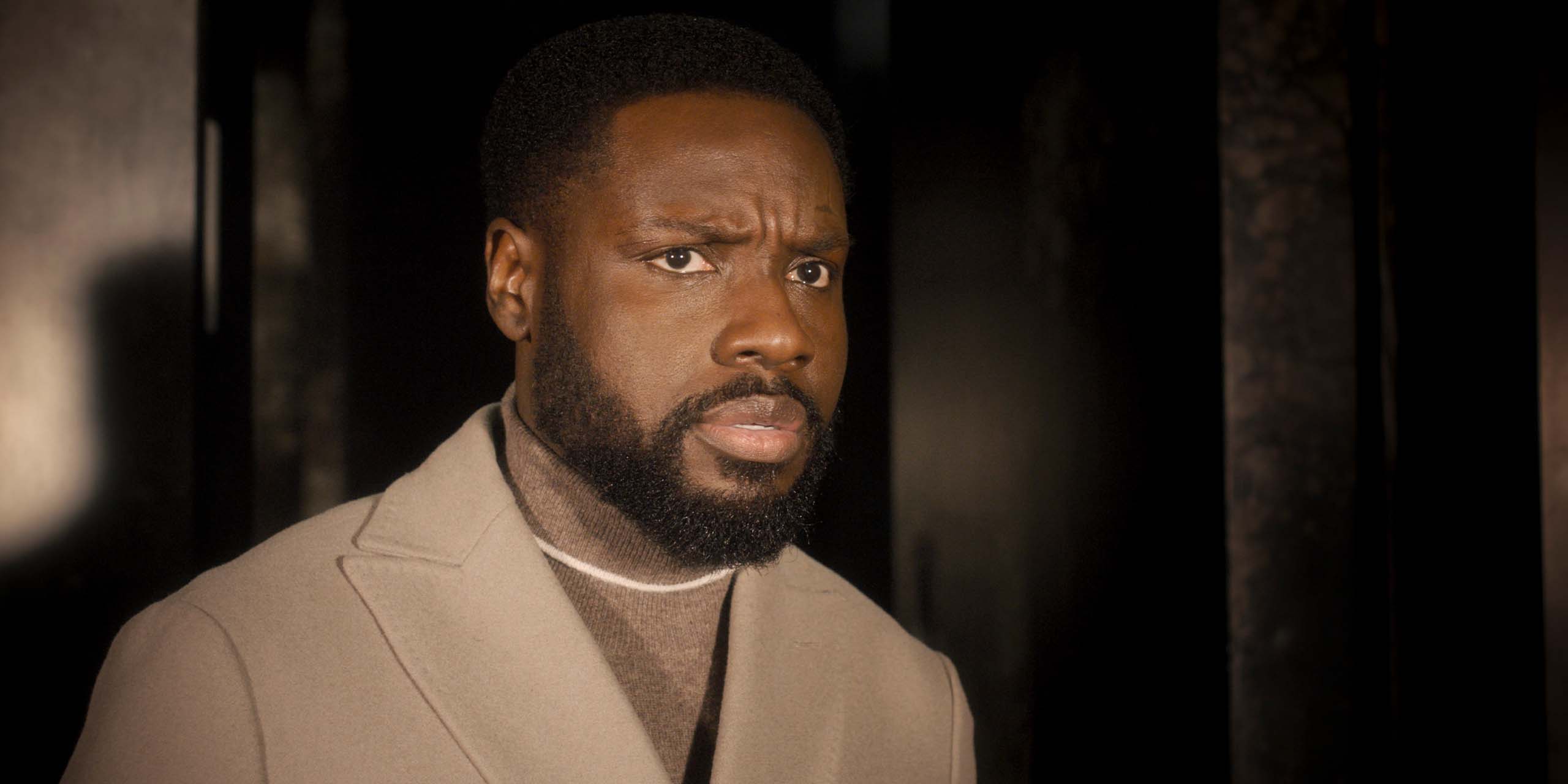 Leighton Vance (Dayo Okeniyi) sortant de la boîte dans la saison 2 de Dark Matter.