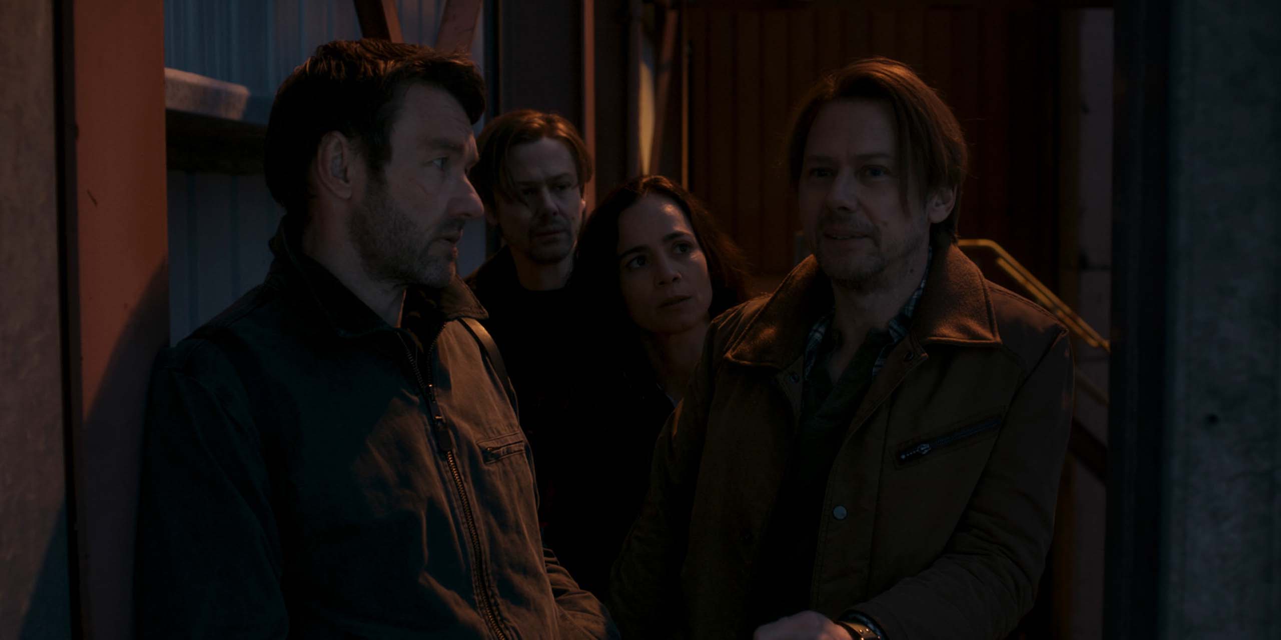 Jason2 (Joel Edgerton), Amanda (Alice Braga) et Ryan1 et Ryan2 (Jimmi Simpson) dans la saison 2 de Dark Matter.
